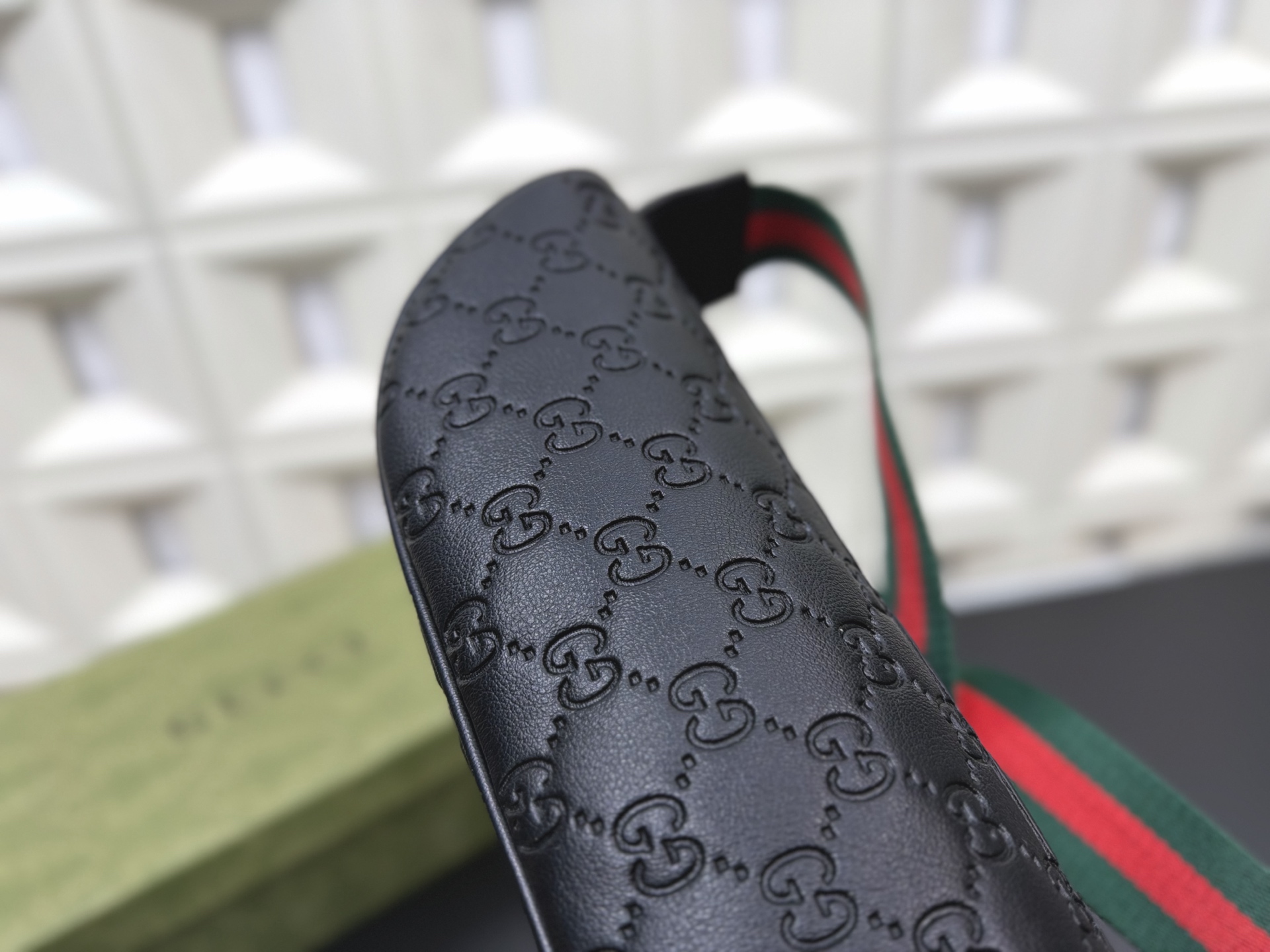 P110 Gucci 古奇 GG压花胸包 腰包 休闲百搭 实物拍摄 原厂原版面料 配送 防尘袋 18 x 30cm。