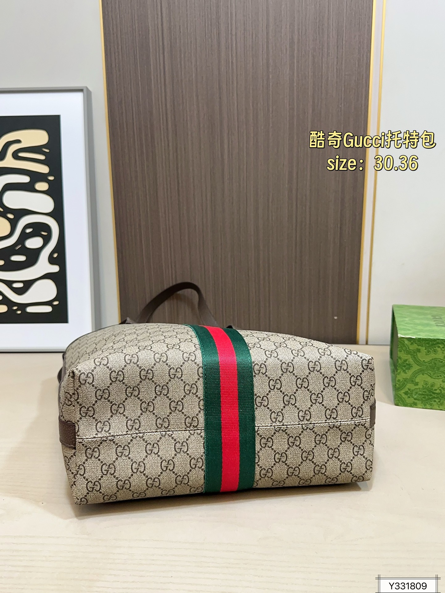 💰125 尺寸30&times;36 酷奇托特包Gucci 秀款首发Gucci Giglio系列女包，将佛罗伦萨的城徽融入设计，从Gucci百年档案馆珍藏的经典元素与传承技艺中汲取灵感，完美诠释古驰对优雅与创新的永恒追求~