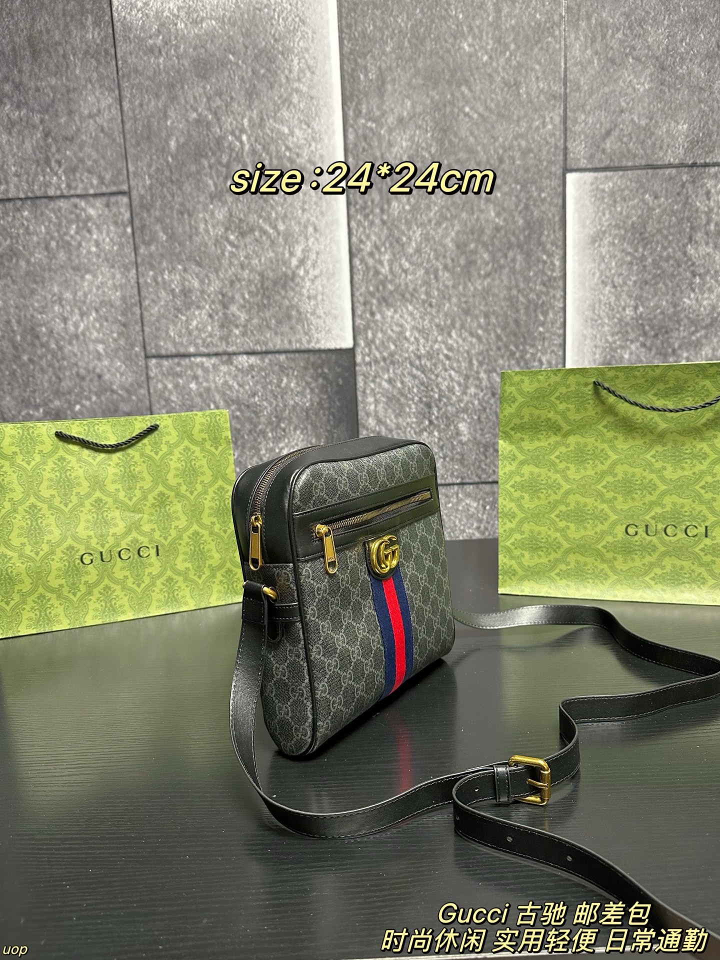 P125配盒 Gucci 古驰 邮差包 男包分享gucci 单肩包，gucci 比起非常火的双扣邮差包这一款古奇男士单肩包可以说非常低调了，经典帆布老花的，这款呢低调稳重，日常休闲也搭得来也可，包包容量比较大，适合出门背着，好看又能装。 尺寸：24*24cm