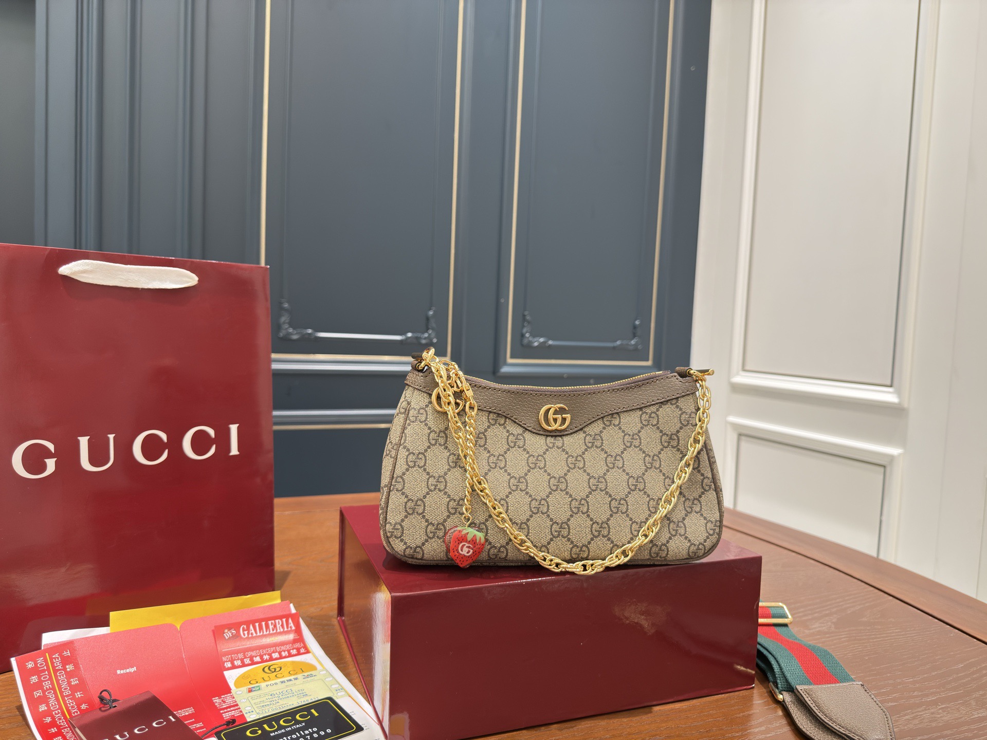 (飞机盒折叠盒⚠️)p155 Gucci新品腋下包/斜挎包/麻将包 又上新啦啦啦真的是永远跟不上新款的脚步永远有买不完的新包~没办法,腋下包是趋势~个人觉得这款包本身就挺Vintage款的,买一个搭搭,过些年后回头看这款也不会过时!尺寸:21cm