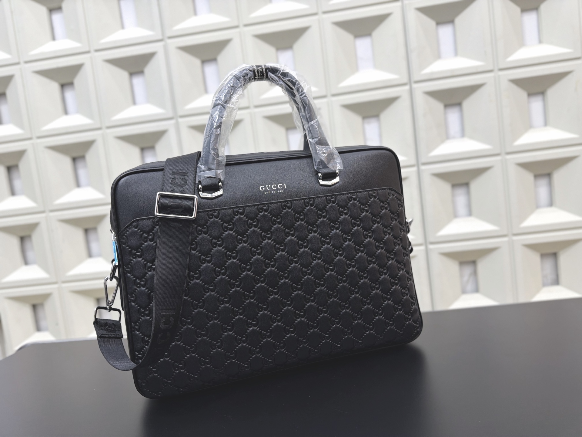 P165 Gucci 古奇 GG牛皮公文包 男包 电脑包 手提包 经典百搭 实物拍摄 原厂原版面料 高端品质 配送防尘袋 28 x 38 cm。