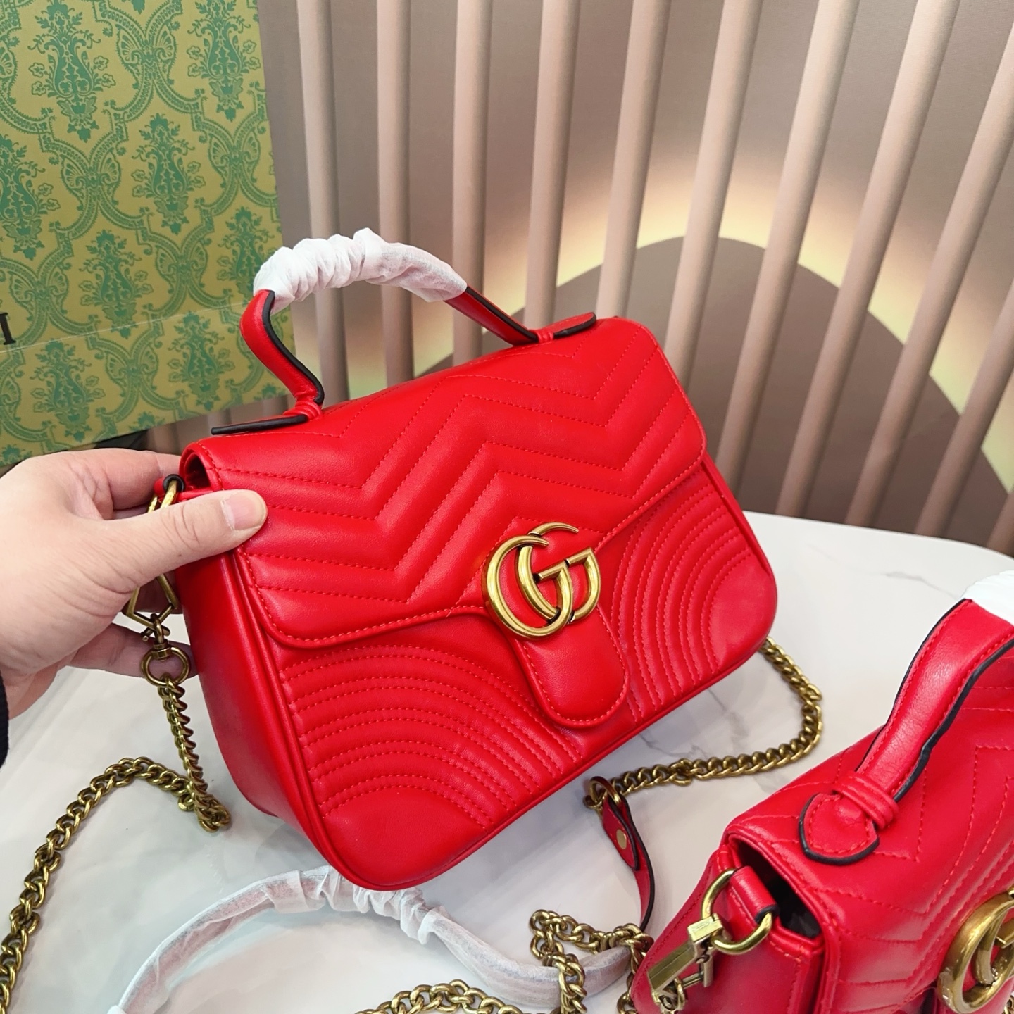 大号p125小号p120 折叠礼盒 Gucci Marmont 邮差包 系列链带肩背包采用颇具结构感的柔软造型和超大号翻盖封口，配以双 G 金属配件。可滑动链条肩带有多种背法，可在肩背和手提之间自由转换。采用波浪纹绗缝皮革，背面配以 GG 标志专柜热销爆款[色]尺寸大号 27 16cm/小号21 15cm。Q