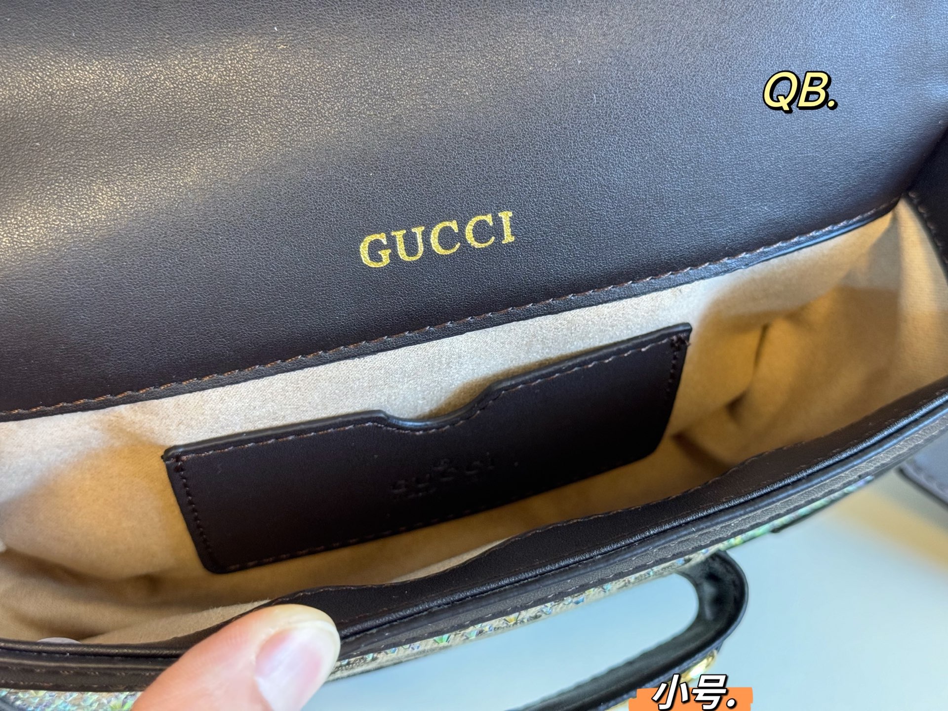 P135小号（折叠盒） size：20&times;14 Gucci 古驰新款1955水钻马鞍包💕 经典马衔扣金属logo， 复古气息十足✅ 质感超👍，肩带🉑️自由调节～ 优雅经典，超级百搭款！