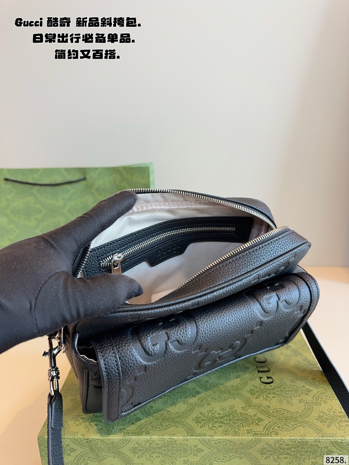 p220纯皮 配礼盒🎁. GUCCI酷奇ophidia斜挎包. GG男包来咯～ 随着时间成长，压花也是经久耐看且永不过时的元素 这款包包造型小巧，依旧是复古的调性，方方正正的包型很好搭配衣服，可斜挎可作为手拿包，日常休闲和商务场合都可以驾驭，撞包率也很低，包身整体也很轻便，简约低调有质感尺寸24*5*18cm
