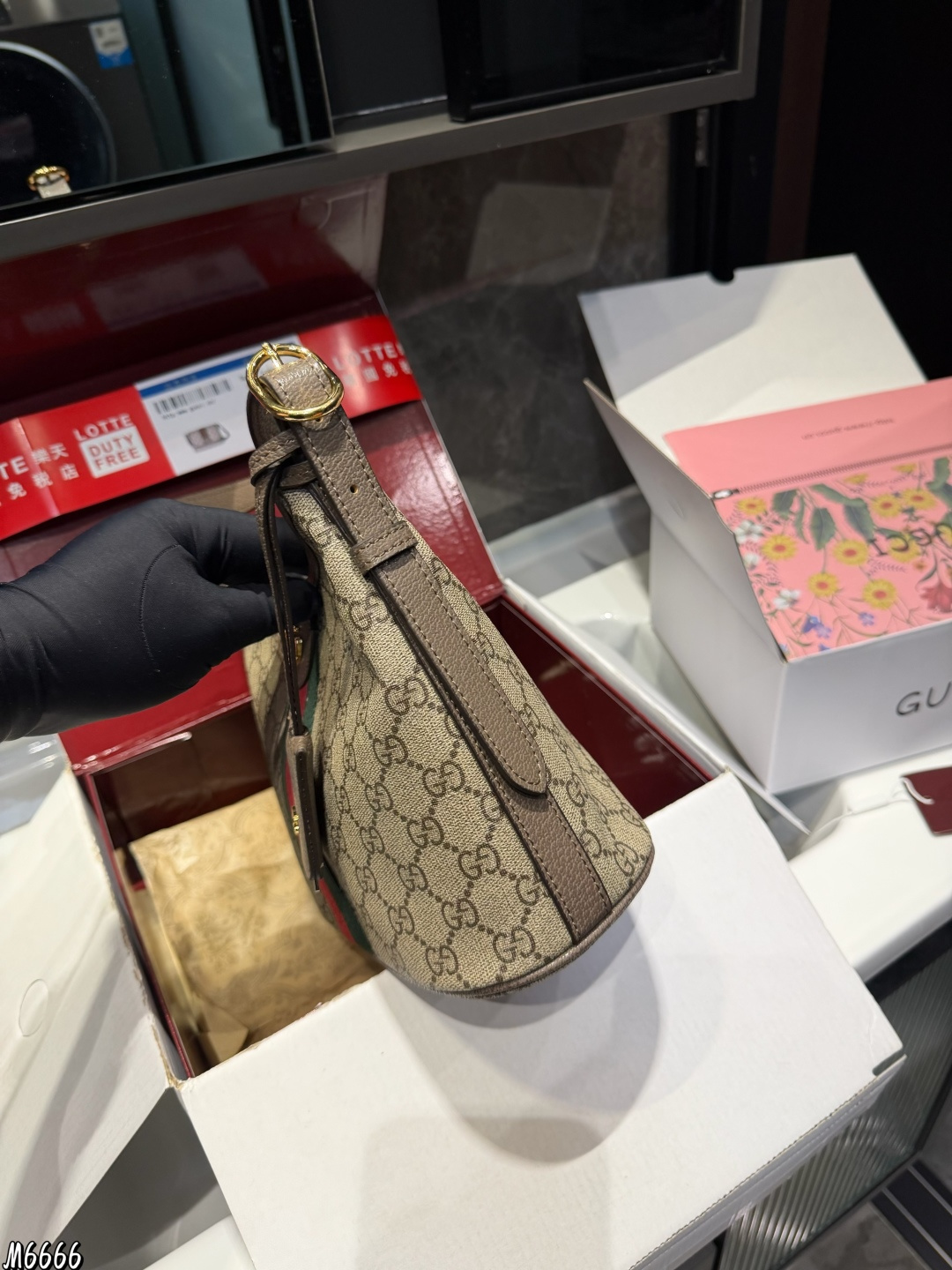 ❤️P190（折叠礼盒）❤️ Gucci 二次回购了这只Hobo慵懒风托特包！超赞~ 被同事问了N次的高级感托特包来啦的！超显贵气！经典 GucciGG 老花的标识，辨识度很高，材质经典耐用不过时！包包里面有一个小的夹层，可以放下很多东西，通勤上班，放电脑也可以轻松容纳，自重也是很轻便，这-点非常棒上班，上课，旅行，通勤，真的好适合，棕色口百搭实用率高！尺寸26.21