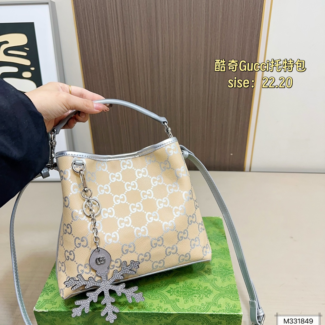 💰165 酷奇 gucci｜冬日限定 包包❄️❄️ ❄️银白色➕燕麦色 直接变身 冬日精灵🧚 ❄️限定款发财桶 古灵精怪 温柔可爱 ❄️限定款小托特 可腋下 可斜挎 ❄️链条包｜腋下包｜零钱包👛 氛围感满满 尺寸22.20