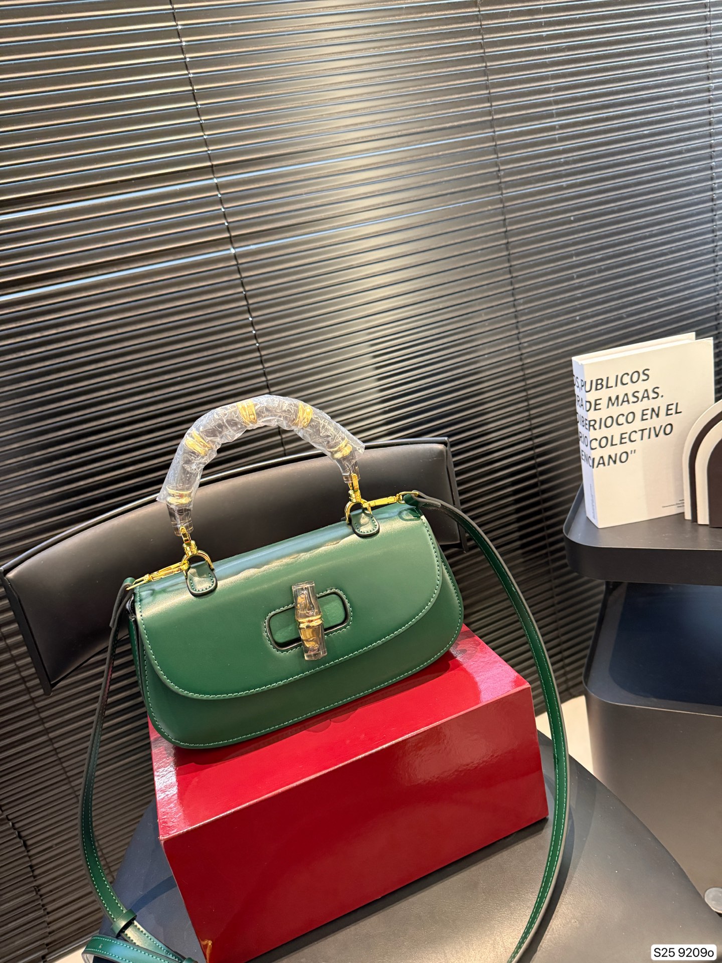 P175 配折叠盒 竹节包超级亮眼的绿色/Gucci bamboo Gucci古驰Bamboo竹节包 新款绿色 手提单肩斜挎包 超级好看 尺寸25.5 15 货号9209