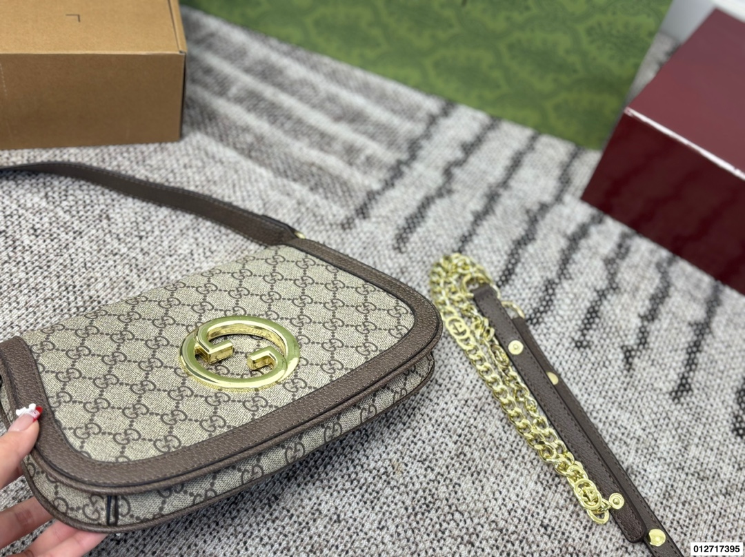 p155 礼盒包装🎁 Gucci 绝对的大爆款Blondie 金属镂空logo 搭配翻盖包身设计 经典且复古 绝不能错过尺寸：28.18