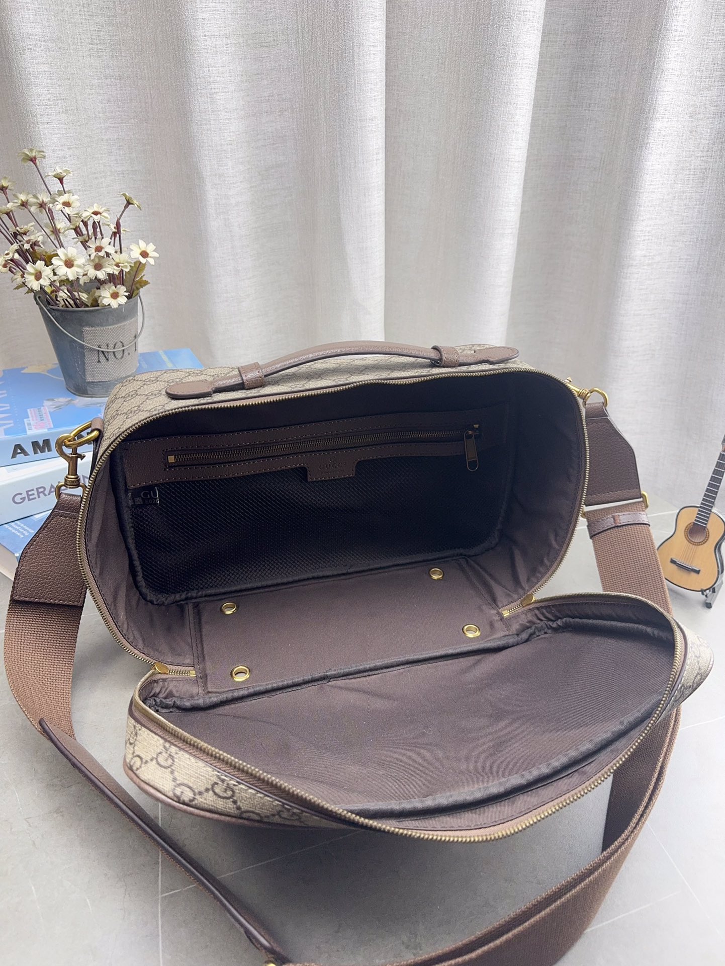 配礼盒包装 酷奇相机包 酷奇单肩包 Gucci 斜挎包 👜最新系列 这个款复古韵味特别浓，上身效果也超赞 尺寸36*22cm p185