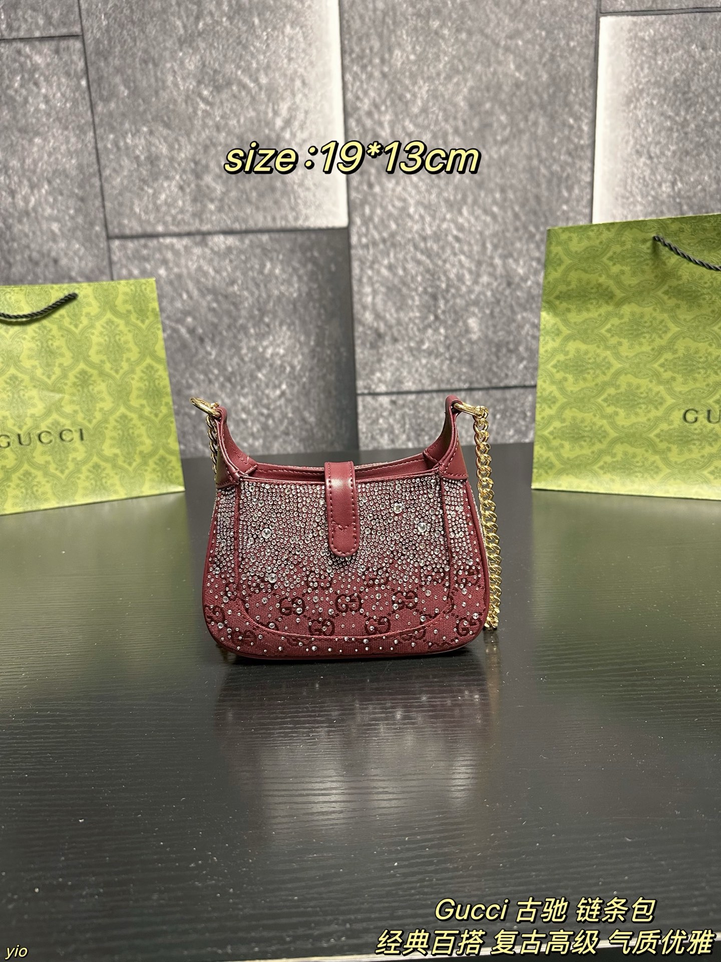 P145配盒 Gucci 古驰 链条包 红色满钻Jackie~爱不够的甜奢风，奢华梦幻的气息简直要扑面而来啦~包身布满闪耀的钻石 不同的光线下都能闪烁着迷人的光芒哇，这种柔美的红色调很容易就能增添一抹甜美精致的魅力 简直是晚宴绝配！ 尺寸：19*13cm