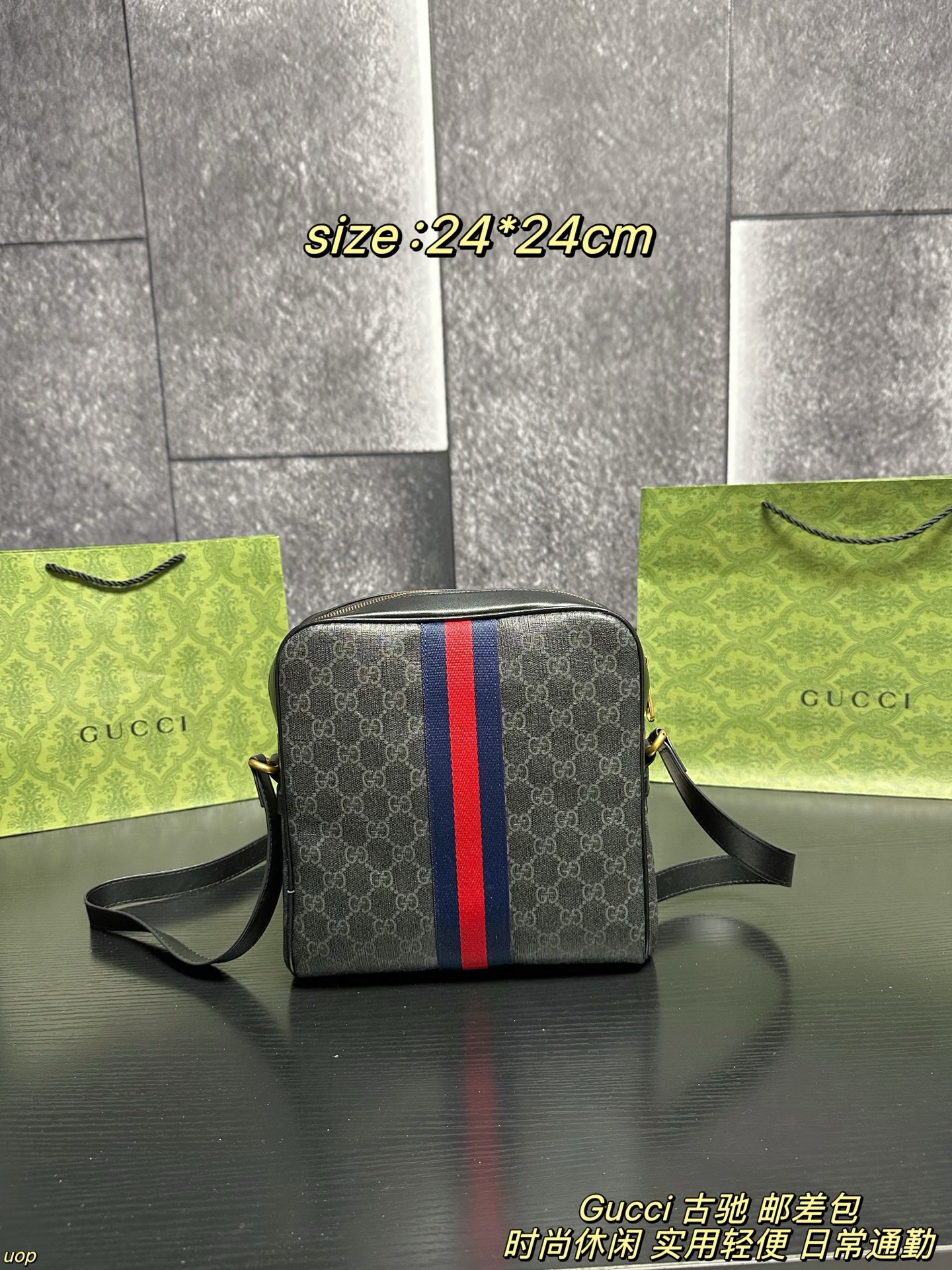 P125配盒 Gucci 古驰 邮差包 男包分享gucci 单肩包，gucci 比起非常火的双扣邮差包这一款古奇男士单肩包可以说非常低调了，经典帆布老花的，这款呢低调稳重，日常休闲也搭得来也可，包包容量比较大，适合出门背着，好看又能装。 尺寸：24*24cm
