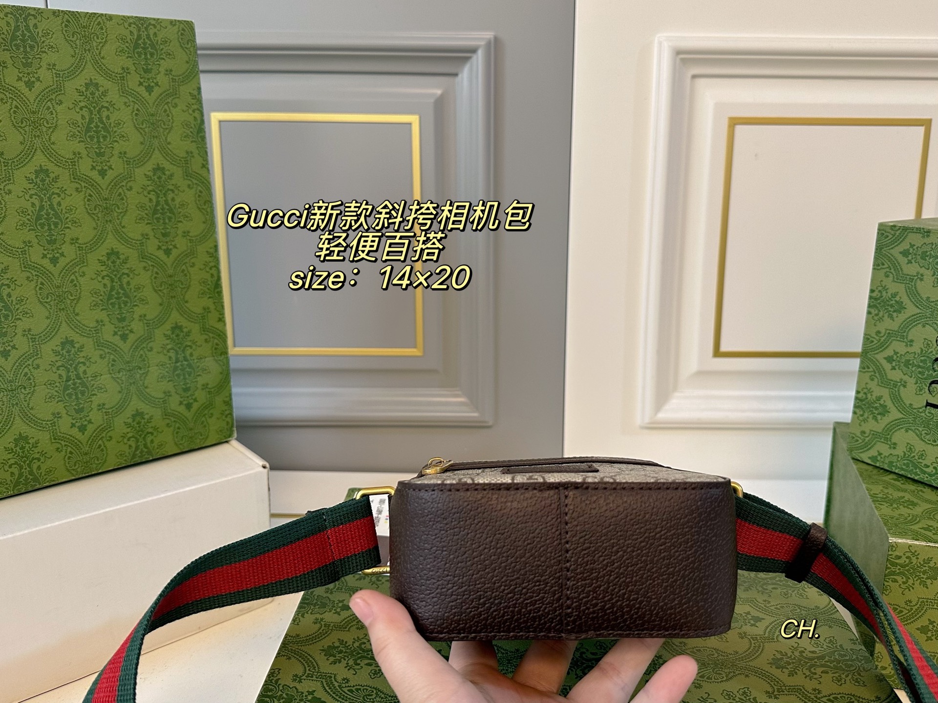 P110（折叠盒） size：14&times;20 GUCCI古驰新款斜挎相机包💕 小巧可爱，太萌啦😍 又是一个男女都能背的小包 经典老花设计，辨识度超高 轻便百搭，越看越耐看‼️