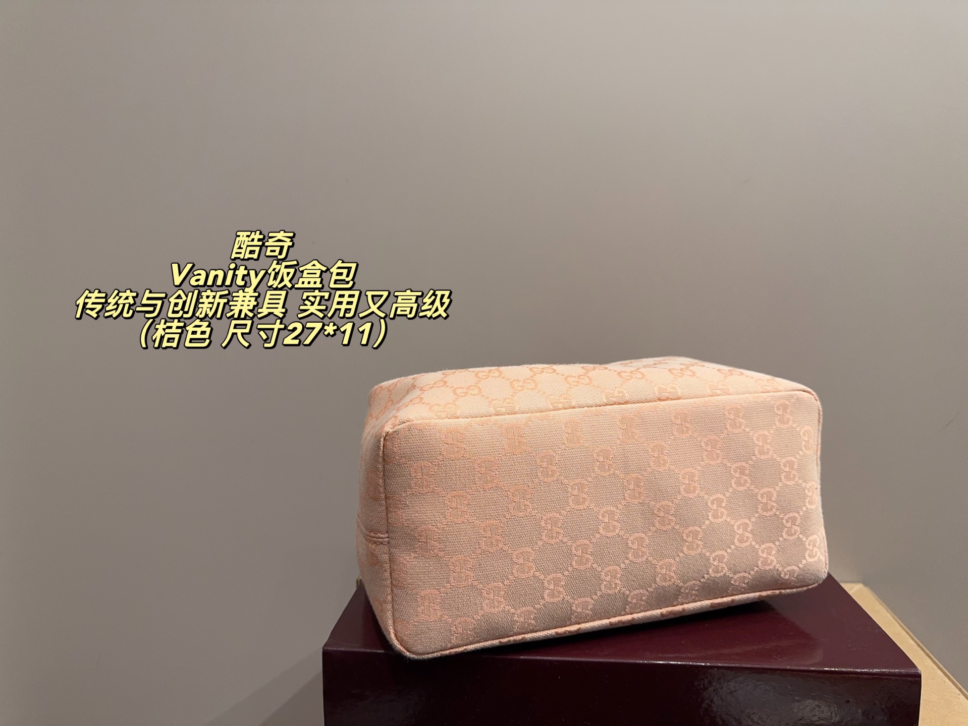 P165配盒配挂件⚠️尺寸27*11 Gucci 酷奇Vanity饭盒包 经典米色乌木GG Supreme帆布+红绿Web织带,复古感满满!灵感来自品牌档案,独特“饭盒包”造型,棕色皮革滚边+可调节肩带,手提、单肩、斜挎都OK 。日常通勤、休闲出街都能轻松装下随身物品,实用又时髦,是秋冬穿搭的点睛之选!