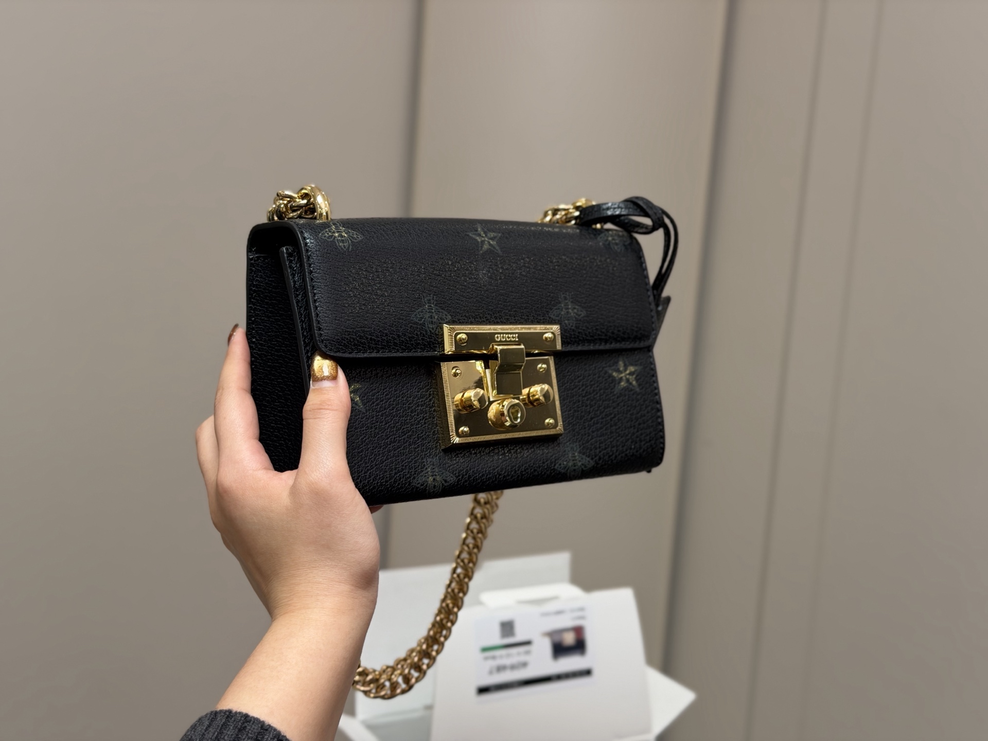 &yen;155 配折叠盒飞机盒 size：20.13cm 【古奇padlock】 这款已经卖了几千个了 明星产品 ‼️ 最近质量又升级了 重拍下给你们看 👀 高定版的G Padlock ✔️