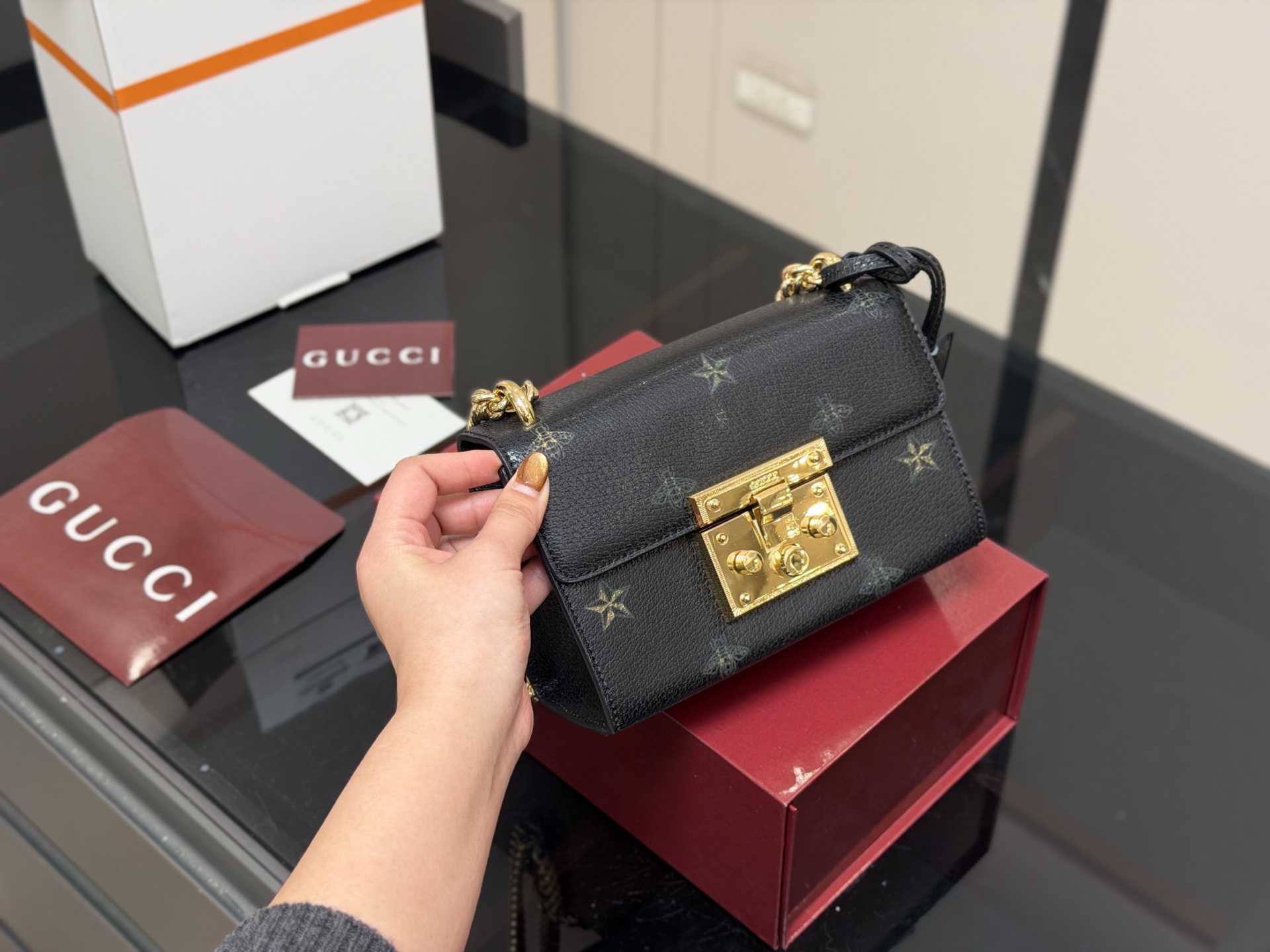 &yen;155 配折叠盒飞机盒 size：20.13cm 【古奇padlock】 这款已经卖了几千个了 明星产品 ‼️ 最近质量又升级了 重拍下给你们看 👀 高定版的G Padlock ✔️