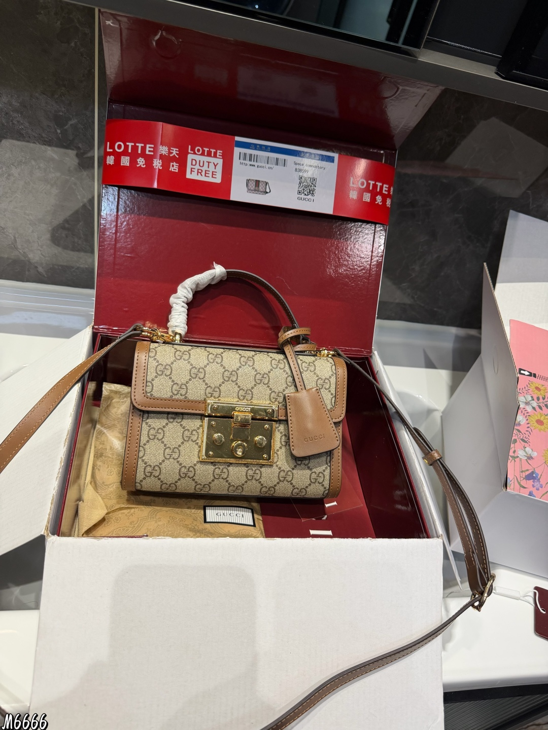 ❤️P195p190（折叠飞机礼盒）❤️ gucci永不过时的经典Gucci padlock从颜值到使用感都非常YYDS，简约百搭，经典款式不容易过时，造型也以大方舒适，容纳性好为特点肩带搭配也是从典藏设计中直接取用的钥匙扣设计如果你想拥有一只大牌的爆款包包，又想要容量大，造型百搭，年轻时尚，我觉得这一款是非常完美的，如果你是身材娇小的姐妹，喜欢大包，又担心视觉上有点压 这款包包绝对是你的首选 尺寸大号26.17 小号20.13