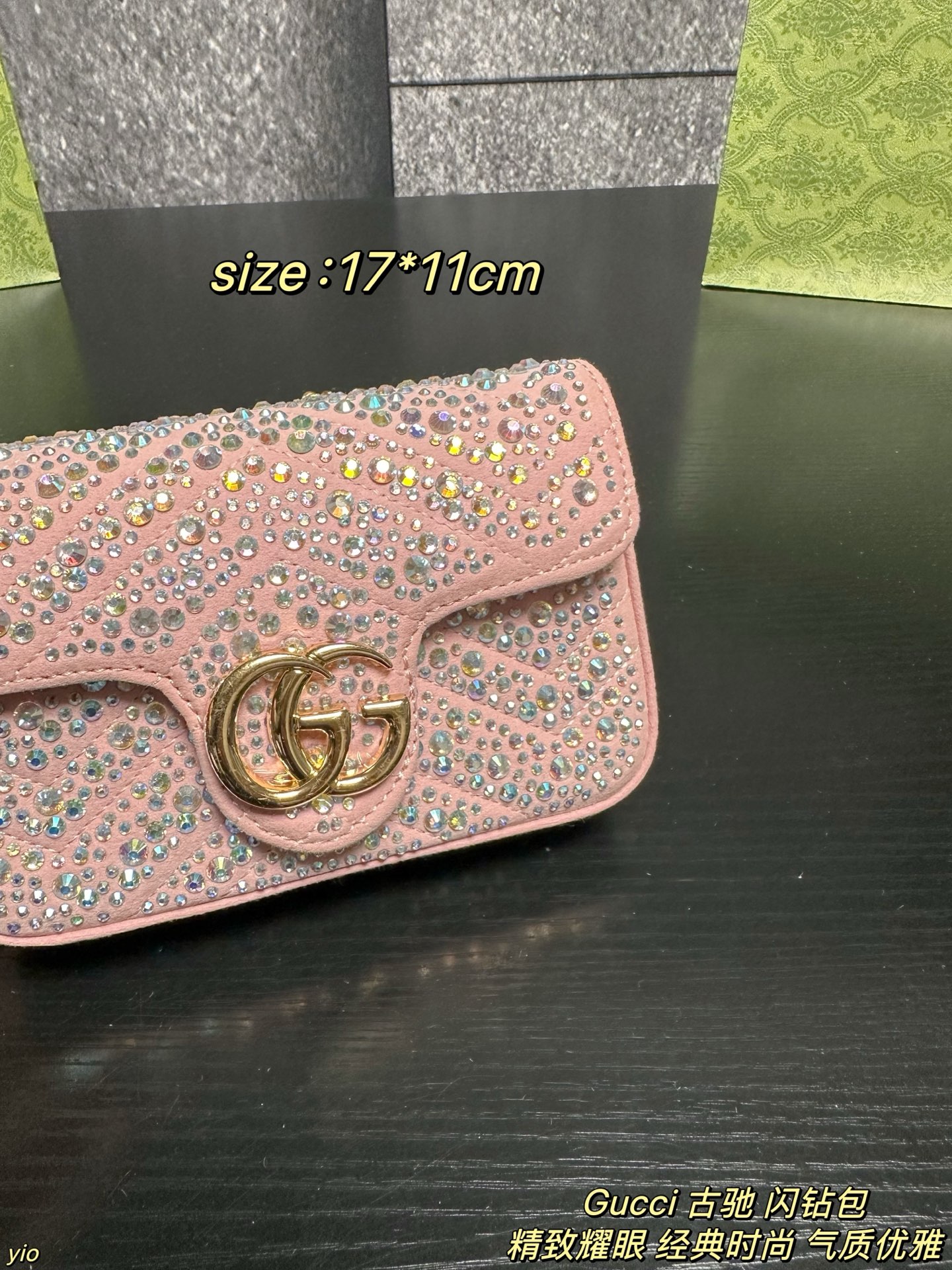 P155配盒 Gucci 古驰 闪钻包 品牌标志性GG Marmont系列匠心融蕴经典双G元素和银色调切面链带,缔就时尚手袋设计。这款肩背包甄选灰色调牛巴革打造,精心缀饰水晶,一展优雅格调。灰色饰水晶绗缝V型牛巴革,银色调配件,黑色粘胶纤维衬里,限定款的稀缺感+经典马蒙的耐看度,是衣橱里的