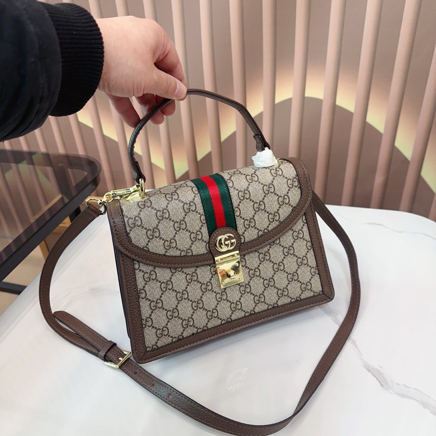 p135 折叠礼盒 Gucci Ophidia系列 新款 老花手提邮差 耐看 复古 不易过时 配原版乌木色牛皮～这个款复古韵味特别浓，对版五金原版碎花内里！上身效果也超赞，主要以精致特别的五金来提升整体质感。尺寸25cm qy