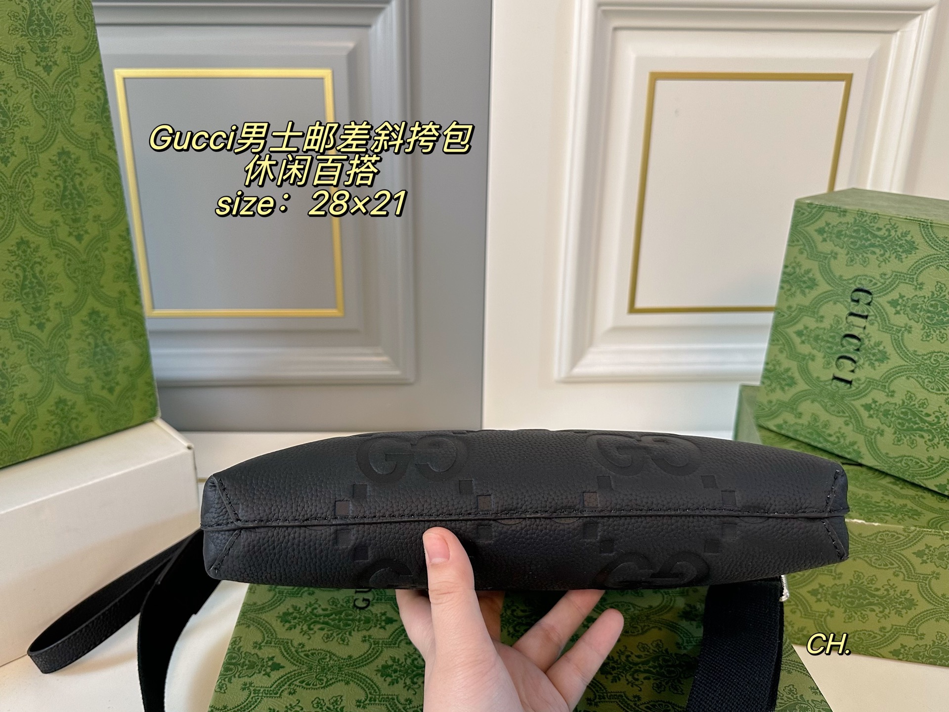 P125（配盒） size：28&times;21 GUCCI 古驰压花男士邮差包斜挎包💕 方方正正的包型很好搭衣服！ 包身特别轻，撞包率极低， 肩带🉑️调节，空间超大～ 出门超方便，男女生都可驾驭❗️