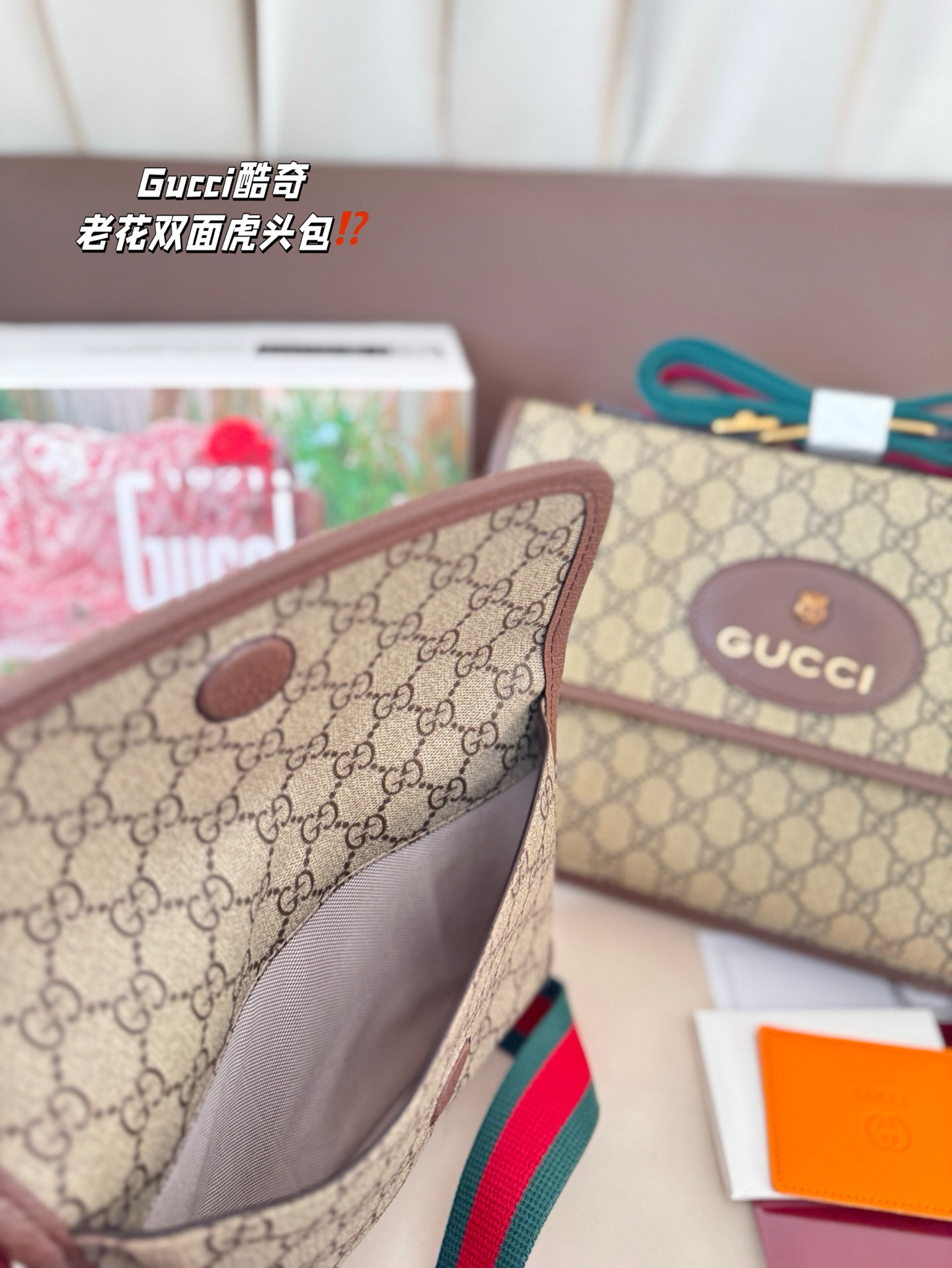 大号P200 小号P190 Gucci酷奇｜老花双面虎头包 人生的第一支Gucci包包选择了双面虎头。 之前看官网，毫无防备地入了一只Gucci的包 🐯小号的虎头包/邮差包 这个款在Gucci官网英文叫：GG supreme small messenger bag 我买的是双面虎头的，前后加中间一共有三层。 因为不太喜欢女包的细带子，其实这种粗带包会更显年轻更好搭配日常的衣服。 尺寸 28 22cm /20 15cm
