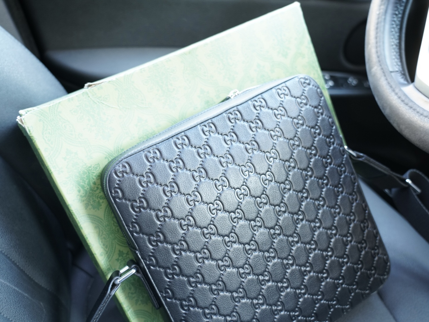 P250 🇮🇹 古驰 官网同步 高版本 斜挎单肩背包 永恒不过时的标志性产品 纯原单牛皮 顶级五金制作 非市面普通版本 今年GUCCI最爱的款式 全部实拍 实用性非常高 配全套包装礼品盒【规格:25x26x5】