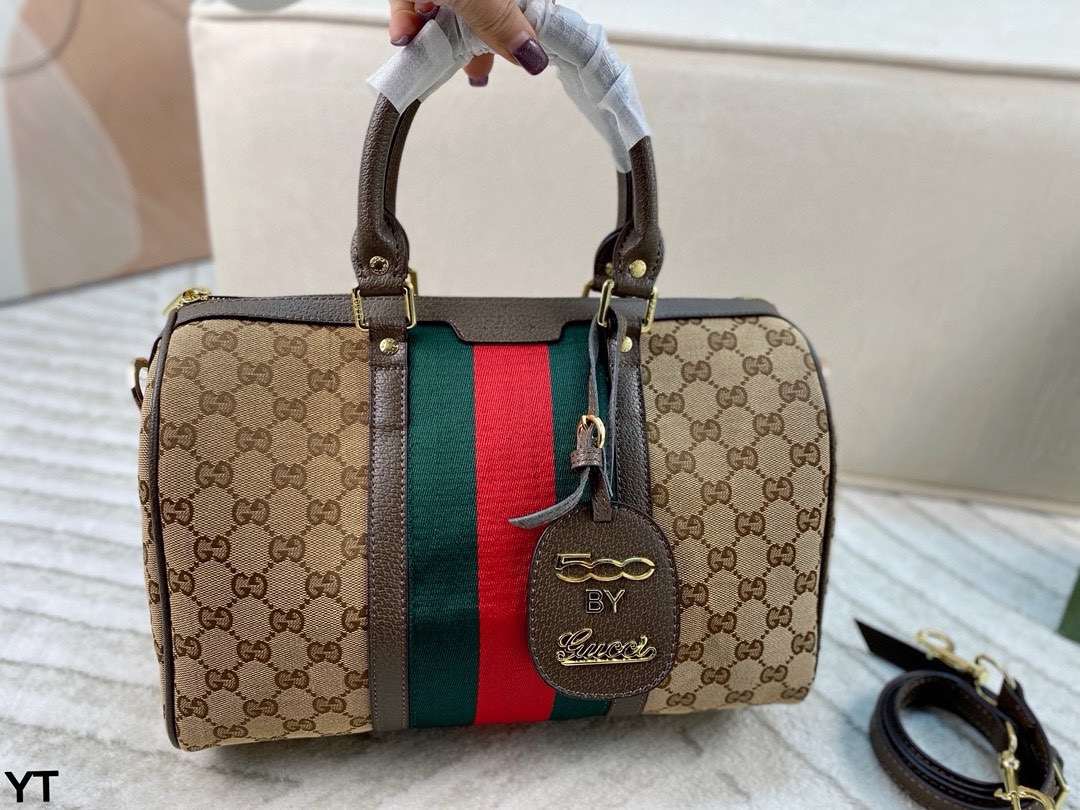 p120 无盒🎁 Gucci枕头包 双G老花帆布系列 手感柔软舒适 耐磨度极好 人手必备 适合手提肩背两用 实用大容量包包 非常轻 上身真的超级洋气!! 尺寸：31*20