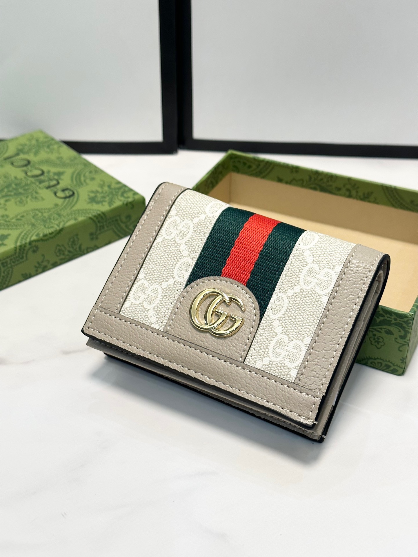 P90🎀GUCCl 🎀颜色 灰🎀尺寸 11*9*3 🎀Gucci 专柜最新款出货！采用里外头层小牛皮 ，做工精致，超多卡位，超薄款设计，携带方便!