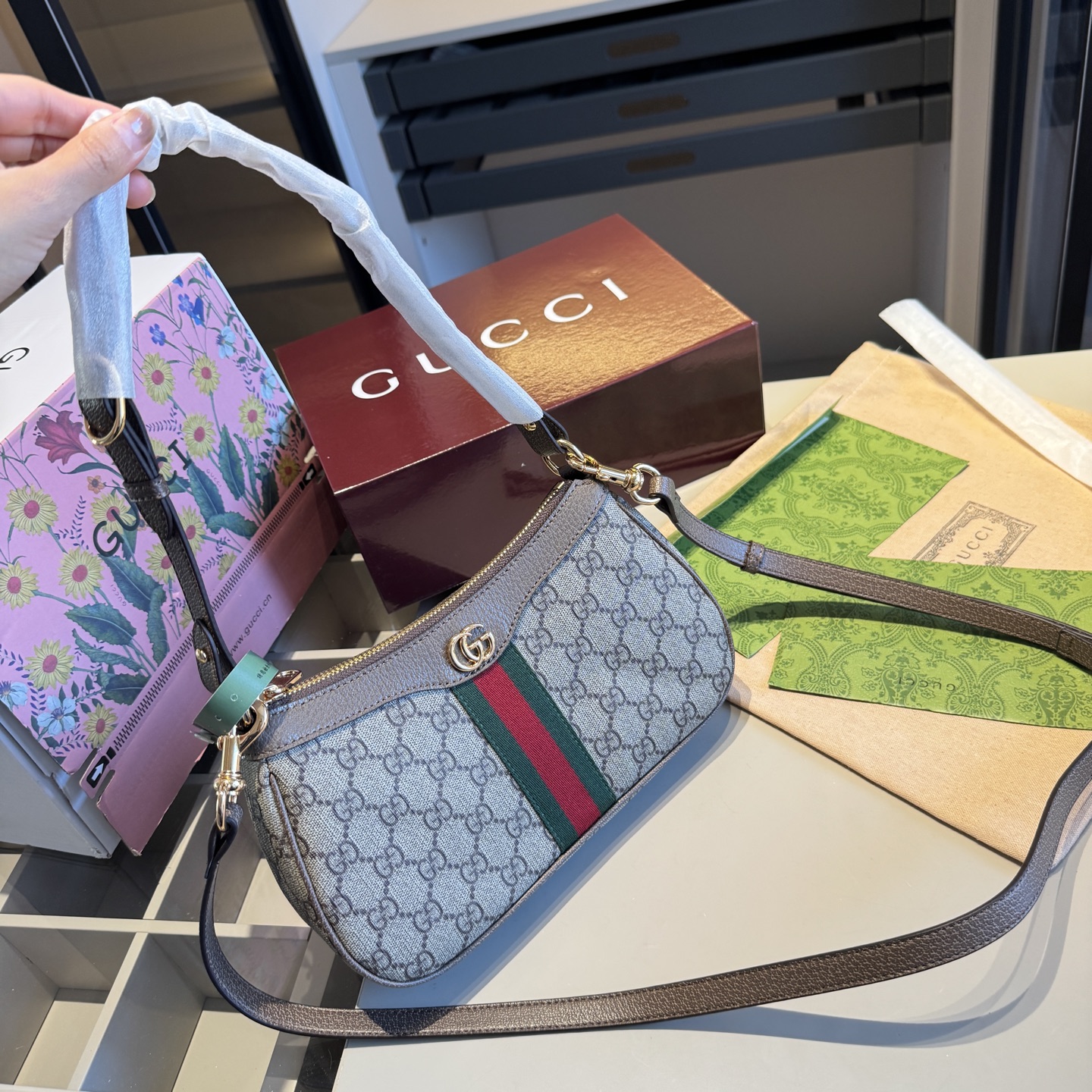 🅿️170✅牛皮系列🔜 顶级货🔥全套包装‼️芯片扫码‼️ GUCCI 专柜经典Ophidia系列腋下包💕明星同款！配长带！高端货！原版头层牛皮！各大明星追捧的爆款～采用顶级原版五金配件！经典logo！顶级做工！堪比专柜品质✈️原版飞机盒🎁原版折叠礼盒包装（size：25*15*6）