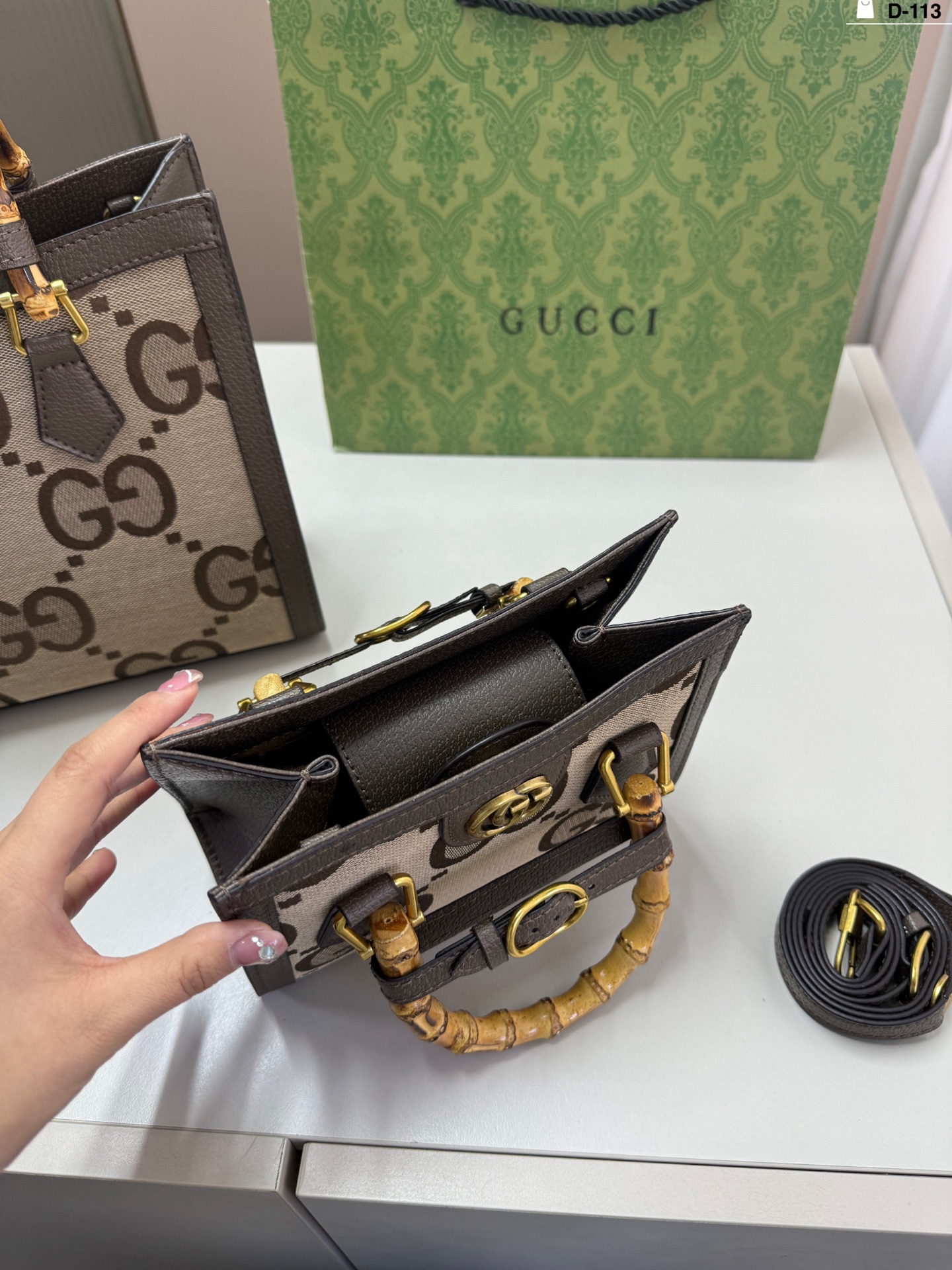 小💰p130 D-113尺寸27&times;24/20&times;15折叠盒 Gucci 酷奇竹节包 GucciDiana竹节手柄托特tote购物袋最新系列这个款复古韵味特别浓上身效果也超赞