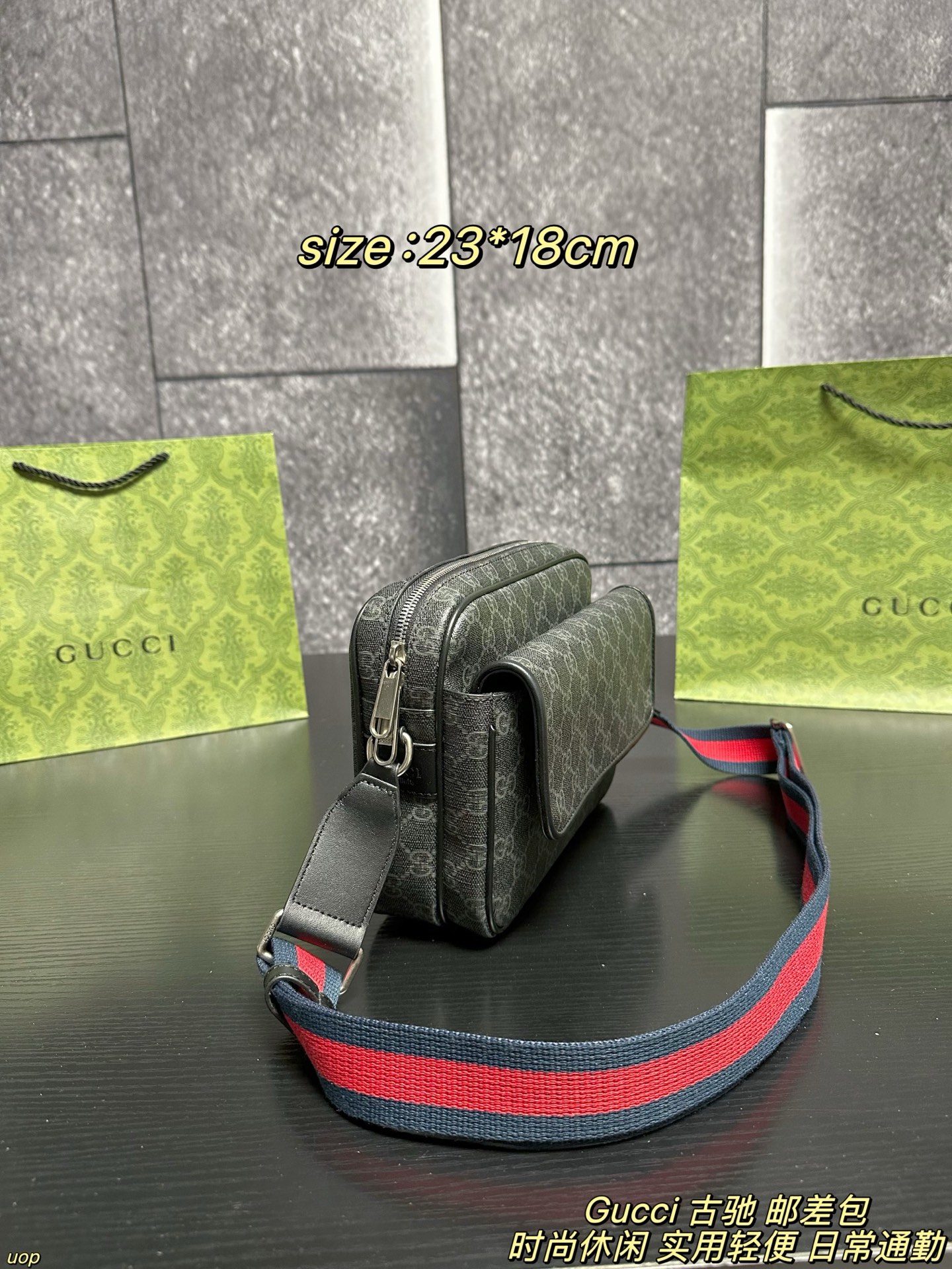 P135配盒 Gucci 古驰 邮差包 复古绿GG提花太有格调了，低调又显贵气～宽肩带设计很贴心，日常通勤背完全无压力，不管是搭西装还是休闲装都很绝，型男氛围感直接拉满！灰调GG印花高级感拉满，红蓝织带肩带瞬间点亮造型，街头风与奢华感的碰撞太绝了！背它出街，回头率绝对爆表 尺寸：23*18cm