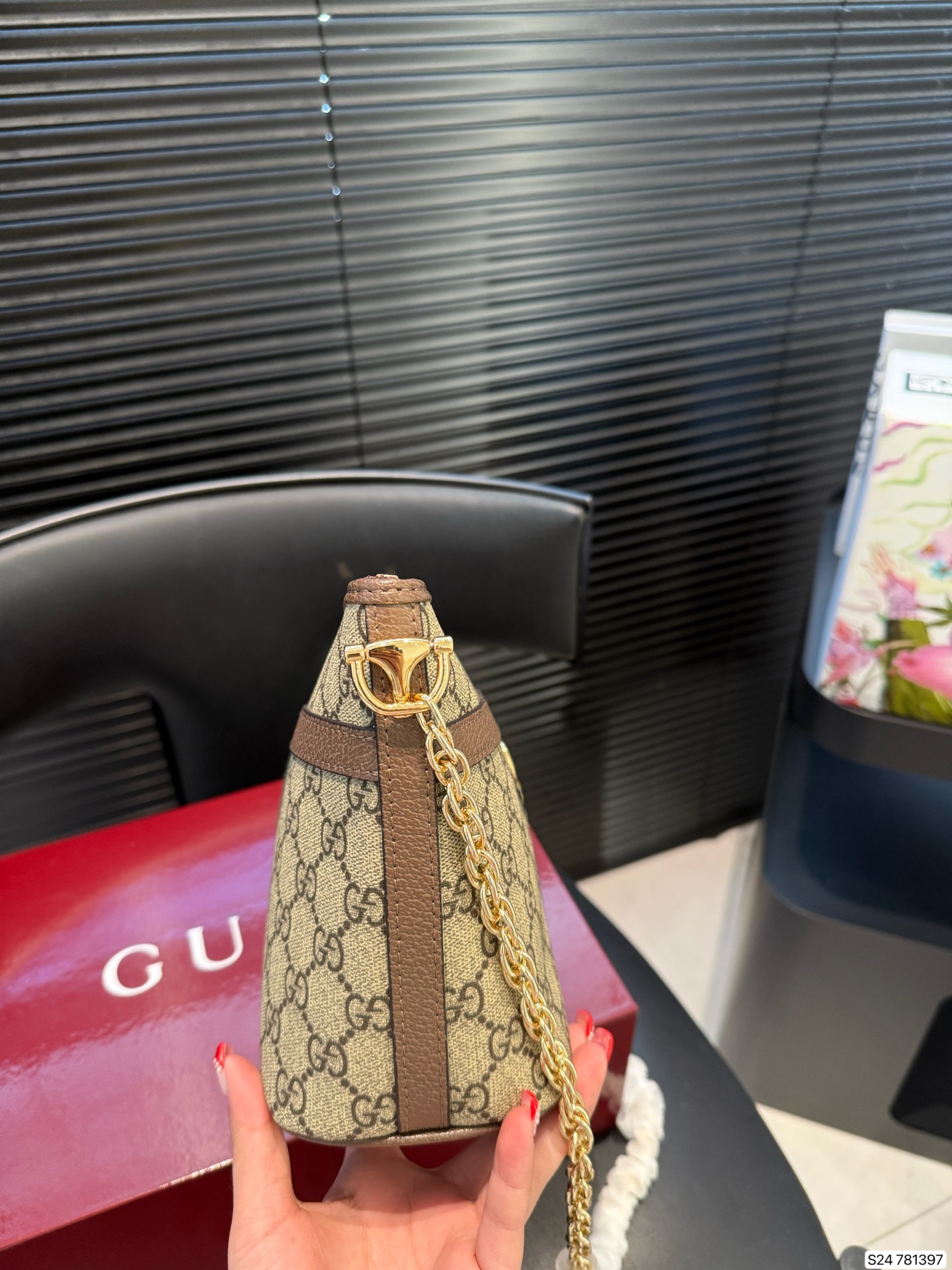 P170 配飞机盒折叠盒子酷奇枕头包Gucci 新款 小方包 枕头包 背上它 走路都带风 一整个被爱住拿捏舒适下午茶氛围日常百搭 经典简洁 尺寸20 17货号781397