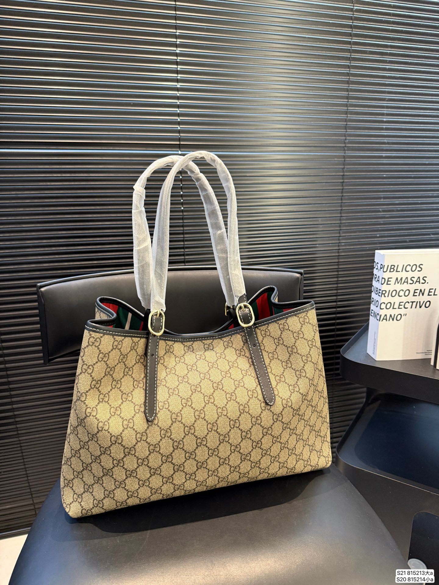 大号P155 小号P150 酷奇托特 Emblem 系列新品首发收纳党大爱大包有隔层新款的Emblem首发，这是一款比较大的托特，肩带两侧是可以调节的，内衬是经典的gucci绿红绿颜色，并且中间是有带拉链的隔层，收纳大爱!另外颜色复古风满满 真的不错哦很轻便很时髦性价比也高 尺寸大35 26 小30 20 货号大815213小815214