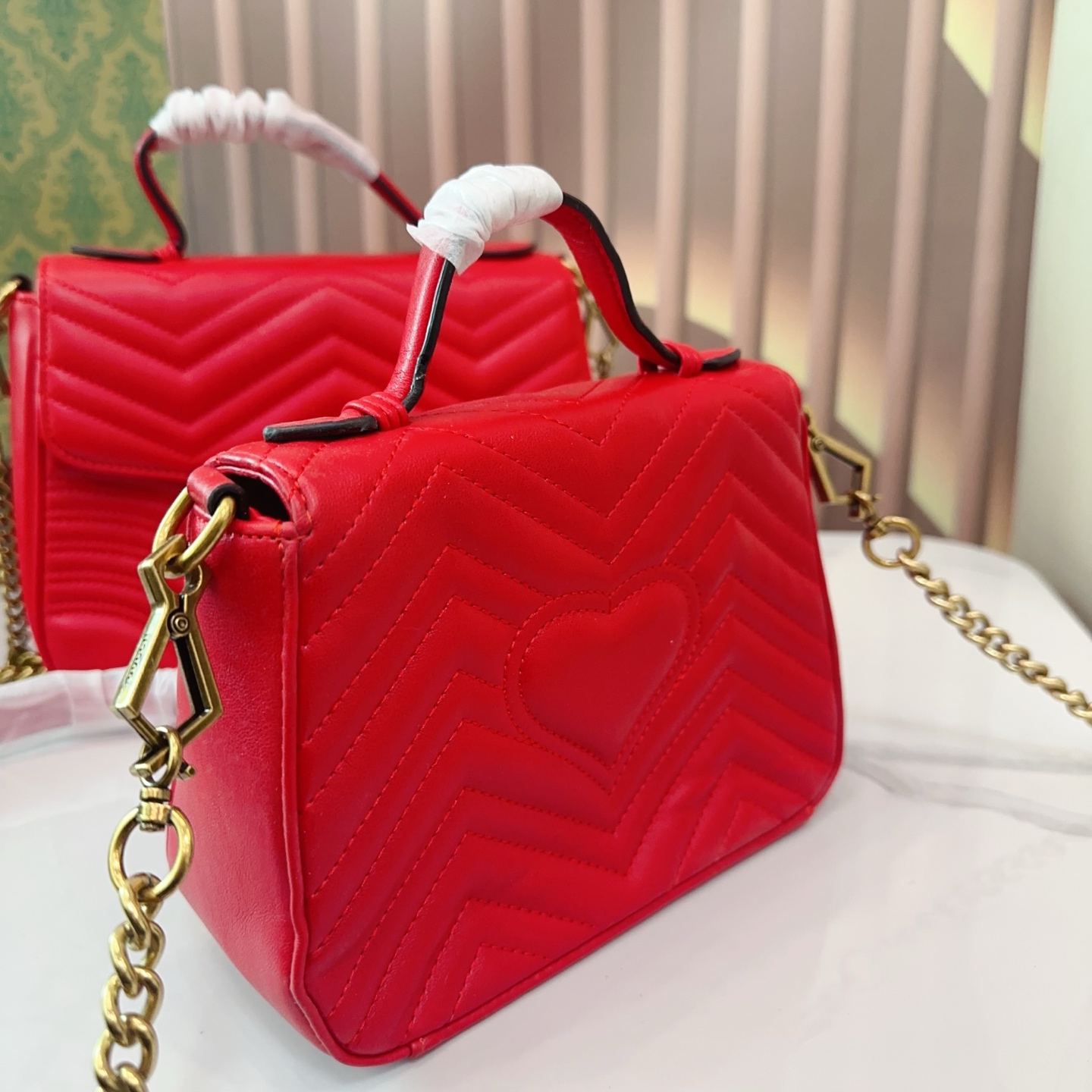 大号p125小号p120 折叠礼盒 Gucci Marmont 邮差包 系列链带肩背包采用颇具结构感的柔软造型和超大号翻盖封口，配以双 G 金属配件。可滑动链条肩带有多种背法，可在肩背和手提之间自由转换。采用波浪纹绗缝皮革，背面配以 GG 标志专柜热销爆款[色]尺寸大号 27 16cm/小号21 15cm。Q