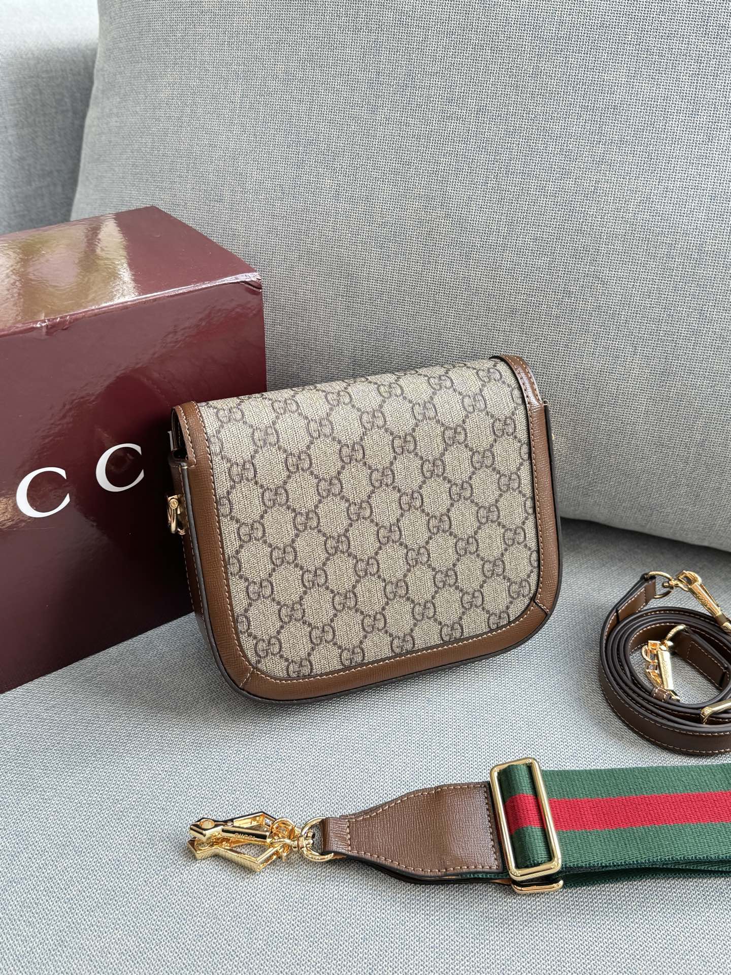 牛皮双肩带💰195 全套礼盒 size：21&times;16.5 GUCCI古驰 Horsebit 1955 马鞍包 单肩包 芯片版本 本来一直很喜欢1955马衔扣的复古感，也因为喜欢的明星倪妮、肖战都背了它🥰 新出小号也就是mini版本完美解决了所有问题，还有2根肩带，皮肩带+经典红绿肩带！！ 更好地突显你的时尚品味。