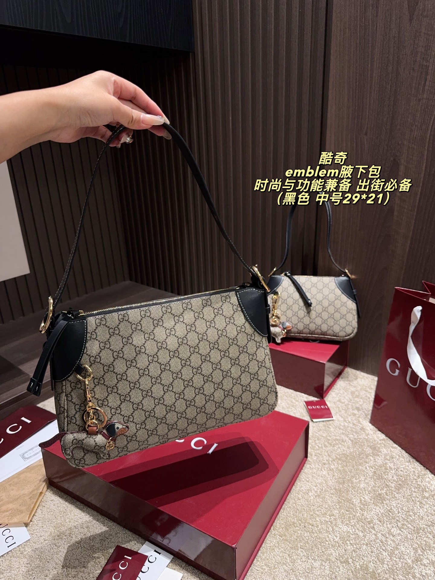 大号P195配折叠盒⚠️尺寸30*23 中号P190配折叠盒⚠️尺寸29*21 小号P180配折叠盒⚠️尺寸19*16 Gucci 酷奇 GG emblem腋下包 采用经典双G帆布&dagger;黑色皮革饰边，复古又耐用。金属马街扣点缀，细节满分，品牌辨识度超高！尺寸适中，通勤休闲都能轻松驾驭，手提或腋下背都很时髦。内部空间合理，日常物品轻松收纳，实用又百搭，是Gucci热门单品之一，时尚与功能兼备，出街必备！