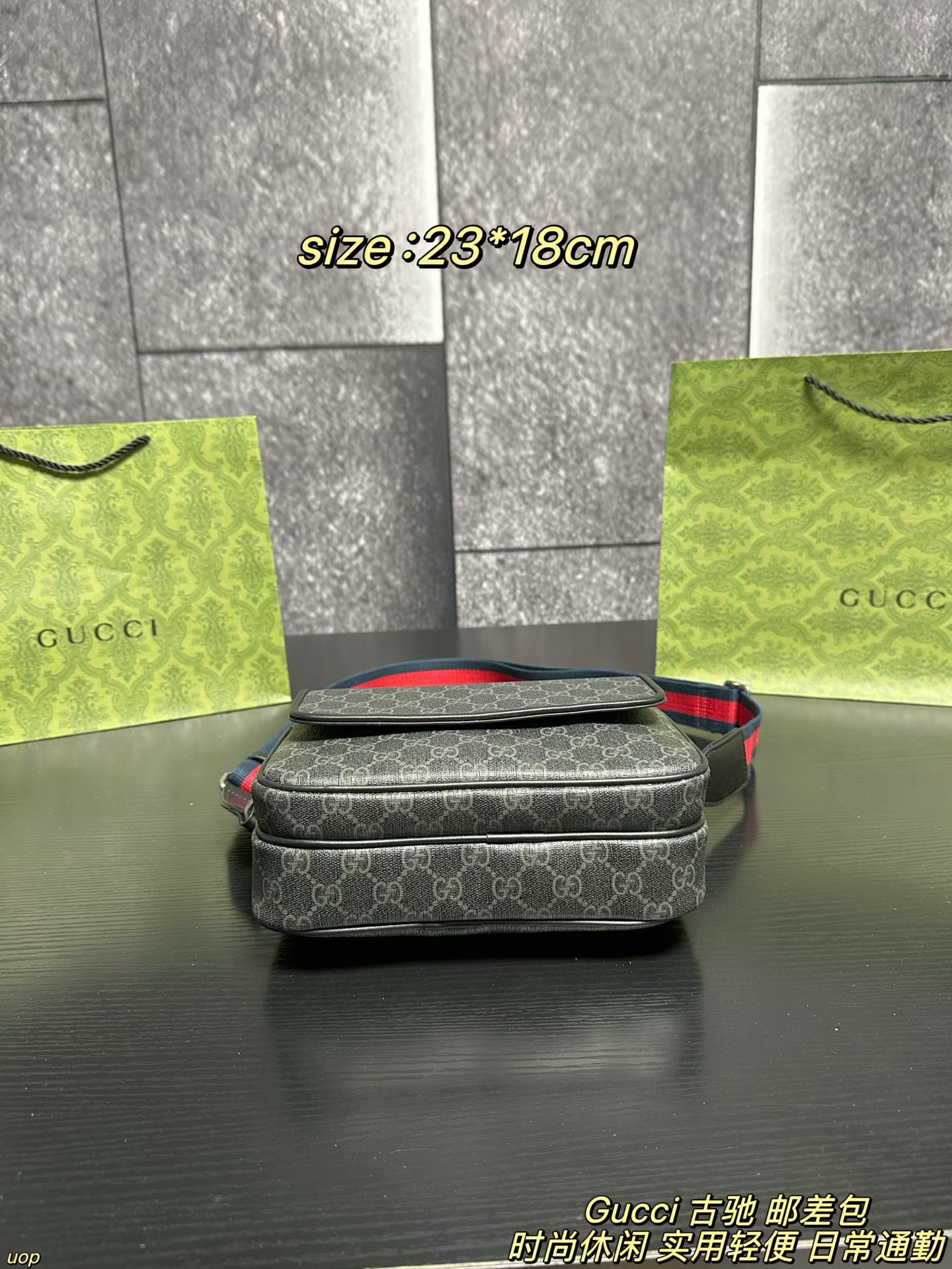 P135配盒 Gucci 古驰 邮差包 复古绿GG提花太有格调了，低调又显贵气～宽肩带设计很贴心，日常通勤背完全无压力，不管是搭西装还是休闲装都很绝，型男氛围感直接拉满！灰调GG印花高级感拉满，红蓝织带肩带瞬间点亮造型，街头风与奢华感的碰撞太绝了！背它出街，回头率绝对爆表 尺寸：23*18cm