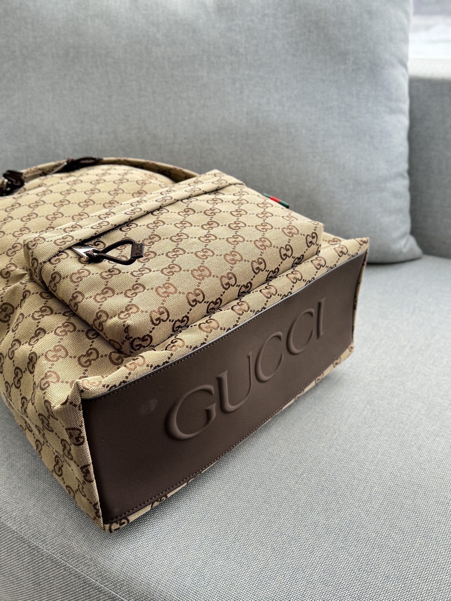 牛皮💰260 size:36×40 GUCCI古驰 帆布 双肩包 芯片版本 男生的轻松出行双肩包🎒 春天来了,怎么能少了一场说走就走的旅行呢?这次我选择了古驰的双肩包,不仅容量大,装得下你的出游好物,设计还超有质感,经典的双G logo低调又高级,背上它瞬间提升整体穿搭level!👌