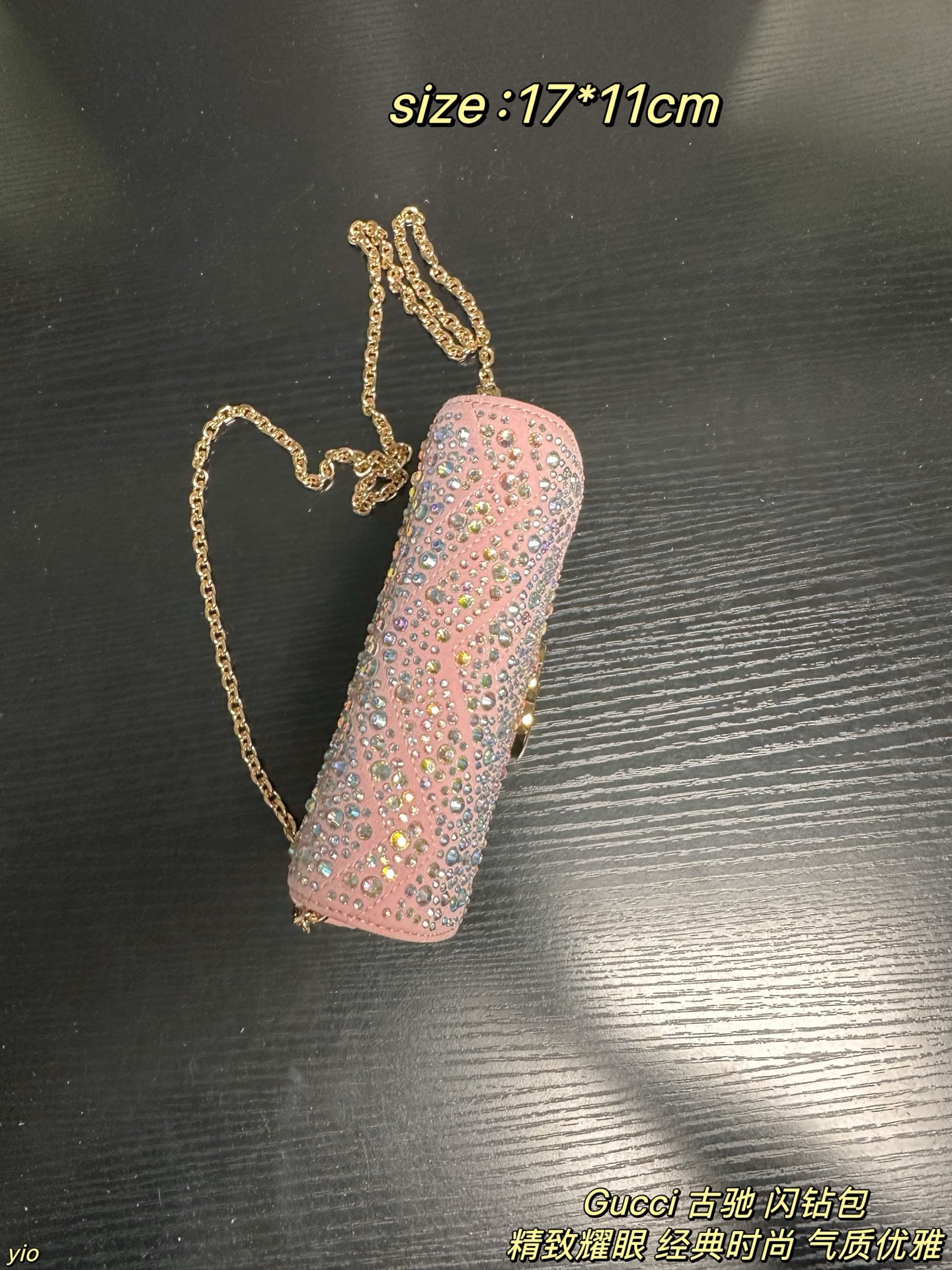 P155配盒 Gucci 古驰 闪钻包 品牌标志性GG Marmont系列匠心融蕴经典双G元素和银色调切面链带,缔就时尚手袋设计。这款肩背包甄选灰色调牛巴革打造,精心缀饰水晶,一展优雅格调。灰色饰水晶绗缝V型牛巴革,银色调配件,黑色粘胶纤维衬里,限定款的稀缺感+经典马蒙的耐看度,是衣橱里的