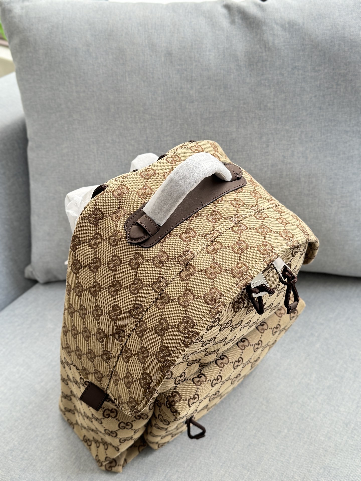牛皮💰260 size:36×40 GUCCI古驰 帆布 双肩包 芯片版本 男生的轻松出行双肩包🎒 春天来了,怎么能少了一场说走就走的旅行呢?这次我选择了古驰的双肩包,不仅容量大,装得下你的出游好物,设计还超有质感,经典的双G logo低调又高级,背上它瞬间提升整体穿搭level!👌