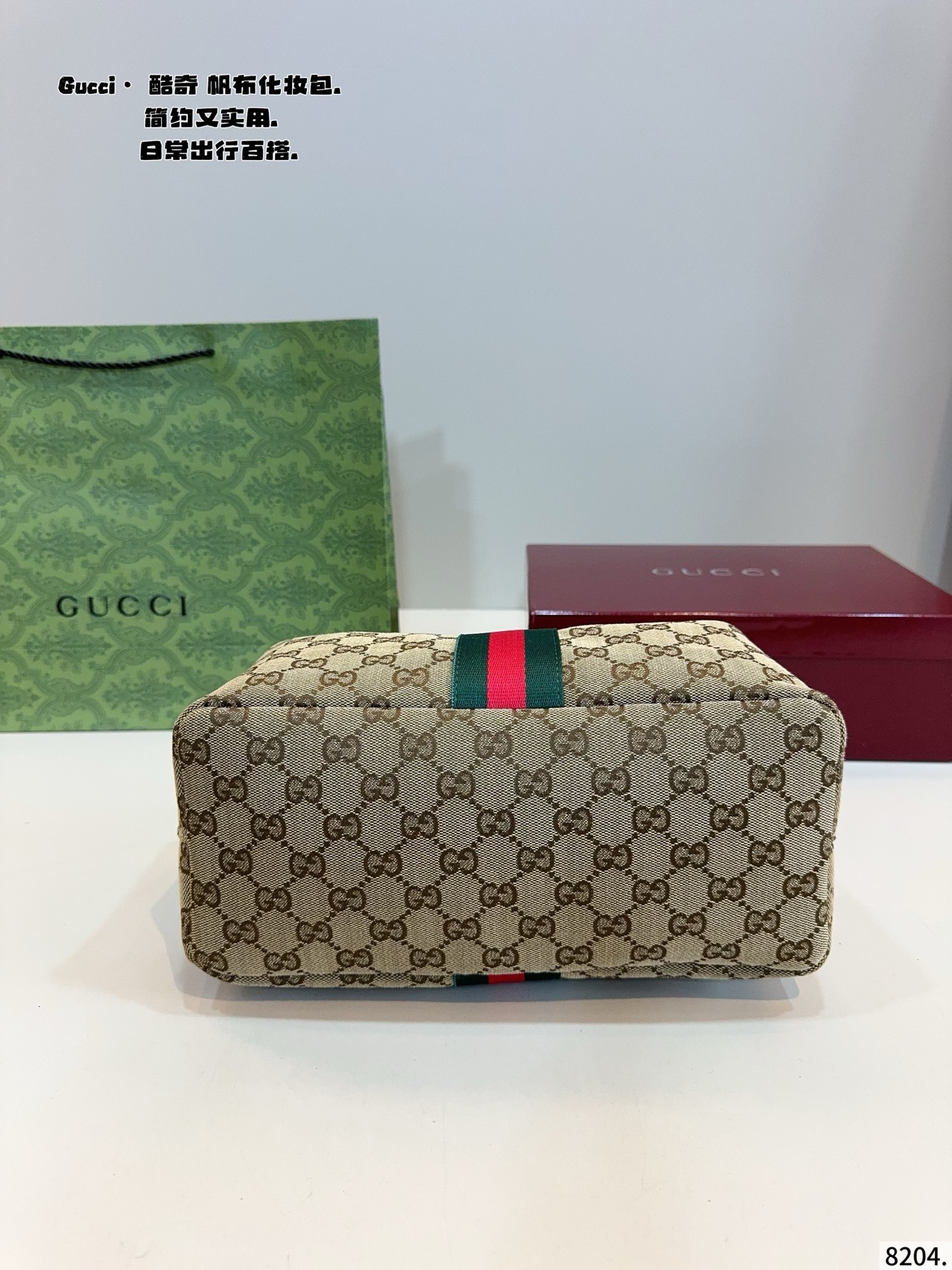 p125配礼盒🎁. Gucci Vanity，真的太绝了✨ Gucci Vanity系列真的是近期的心头好！它的设计灵感源自品牌经典化妆包，复古又时髦，一整个爱住了 造型独特：饭盒包的造型超级可爱，棕色帆布款搭配GG logo图案、红绿条纹织带和GG Logo，经典元素拉满，辨识度超高，怎么搭配都不会出错~ 背法多样：复古小提手，自带延长肩带，能手提、单肩背、斜挎，轻松适配各种场景和穿搭风格。 容量惊人：外观小巧，内部空间大，手机、钱包、化妆品、折叠伞等都能轻松装下，日常使用超方便。 如果你也在寻找一款颜值与实用并存的包包，Gucci Vanity绝对值得~尺寸：28*13*18cm