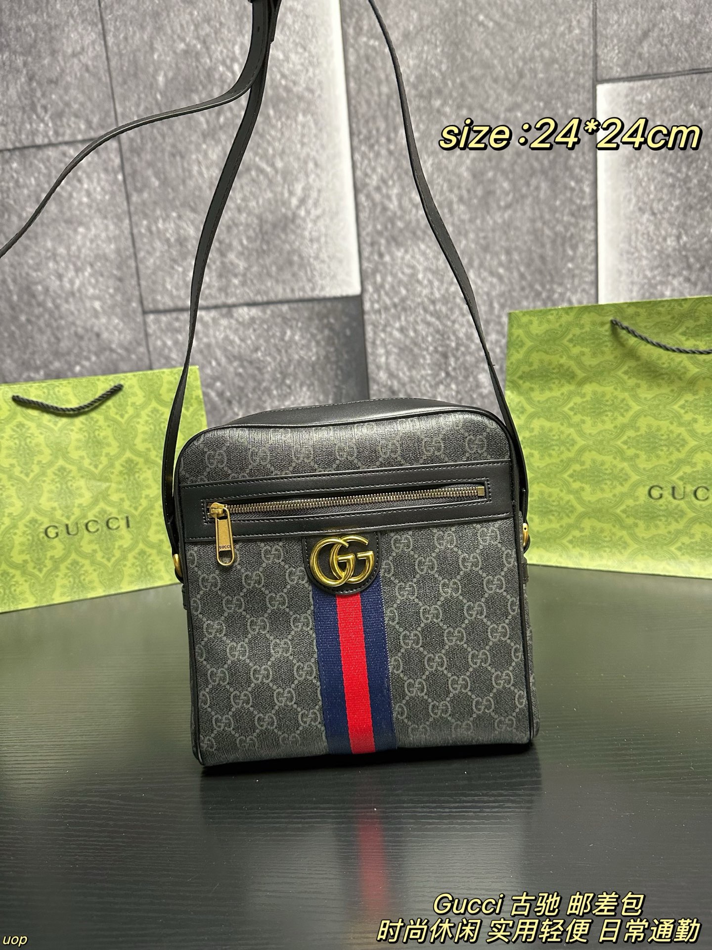 P125配盒 Gucci 古驰 邮差包 男包分享gucci 单肩包，gucci 比起非常火的双扣邮差包这一款古奇男士单肩包可以说非常低调了，经典帆布老花的，这款呢低调稳重，日常休闲也搭得来也可，包包容量比较大，适合出门背着，好看又能装。 尺寸：24*24cm