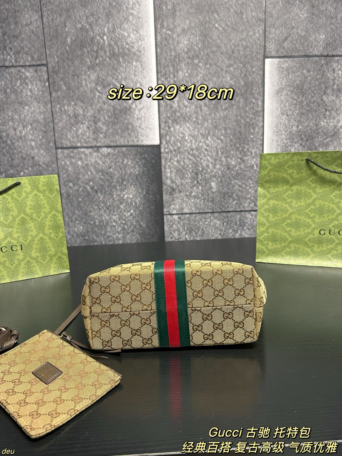 P130配盒 Gucci 古驰 托特包 Gucci 2025新款Giglio托特包就走不动道了！典藏设计复刻太懂复古党，还出了经典老花和深色单宁两款配色，复古与现代撞得刚好，通勤党和时髦精都能满足～GG老花帆布质感绝了，红绿织带滚边+立体双Glogo，品牌辨识度拉满，背上就是行走的复古画报，日常通勤王者，电脑文件轻松装，秋冬配厚外套绝了，欧美风拉满 尺寸：29*18cm