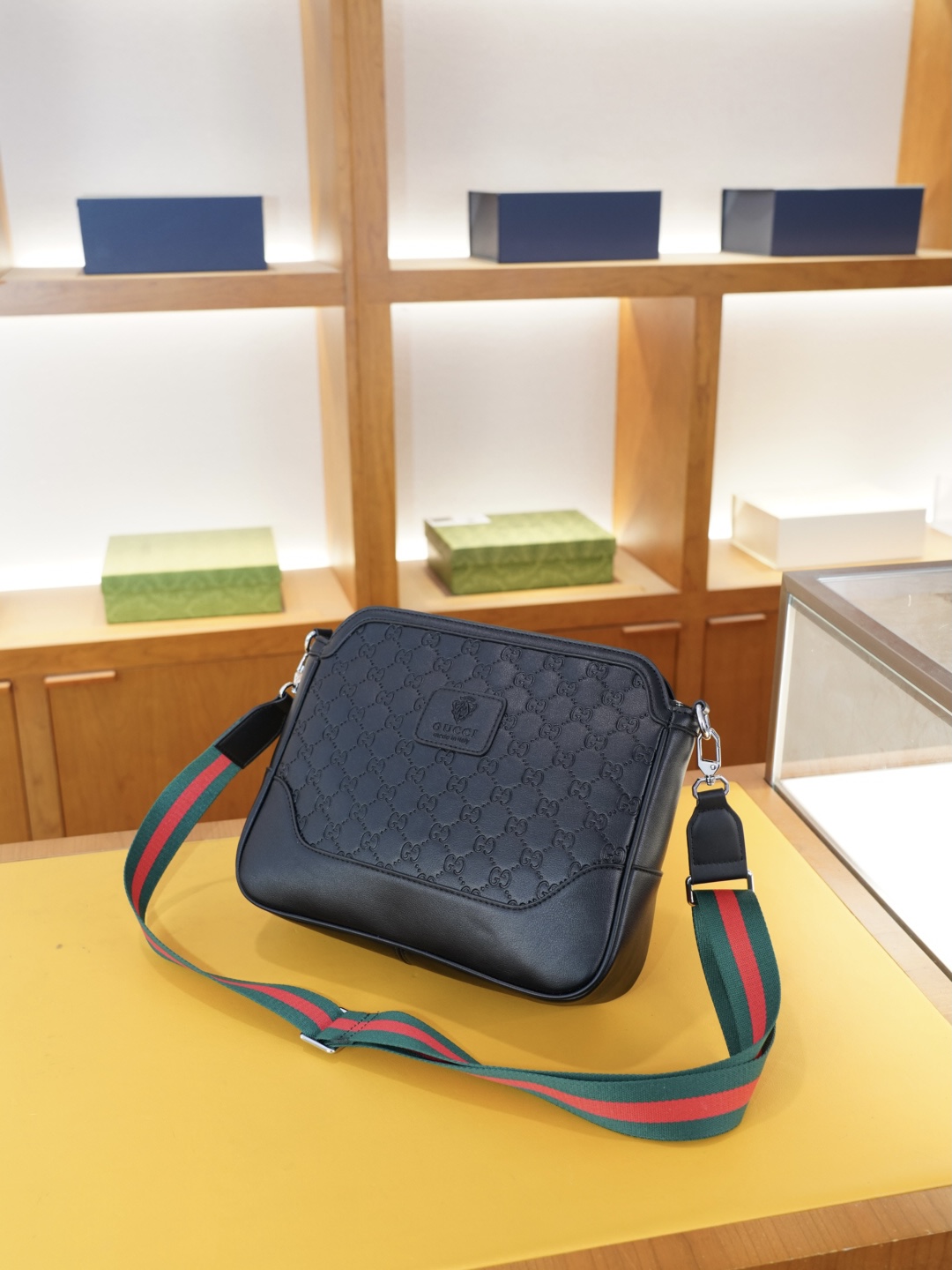 P125 🇮🇹 古驰 官网同步 高版本 斜挎单肩背包 永恒不过时的标志性产品 纯原单小牛皮 顶级五金制作 非市面普通版本 今年GUCCI最爱的款式 全部实拍 实用性非常高 完全不用担心穿搭【规格：29x24x8】