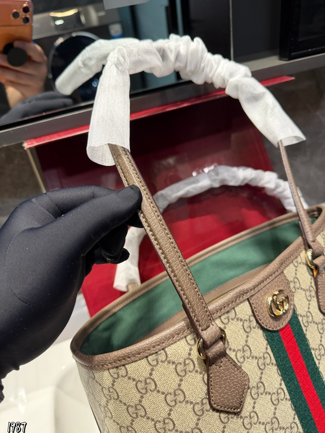 ❤️牛皮版本p175❤️ Gucci Ophidia 老花托特包Gucci Ophidia系列老花托特包，采用乌木色GGSupreme帆布+棕色皮革饰边，经典红绿织带超有辨识度容量大，通勤、旅行、妈咪包都OK！内部空间宽敞，能装下电脑和文件，实用又时髦。复古设计+耐用材质，百搭不挑人，是Gucci经典热门款，日常出街超加分尺寸25 20cm