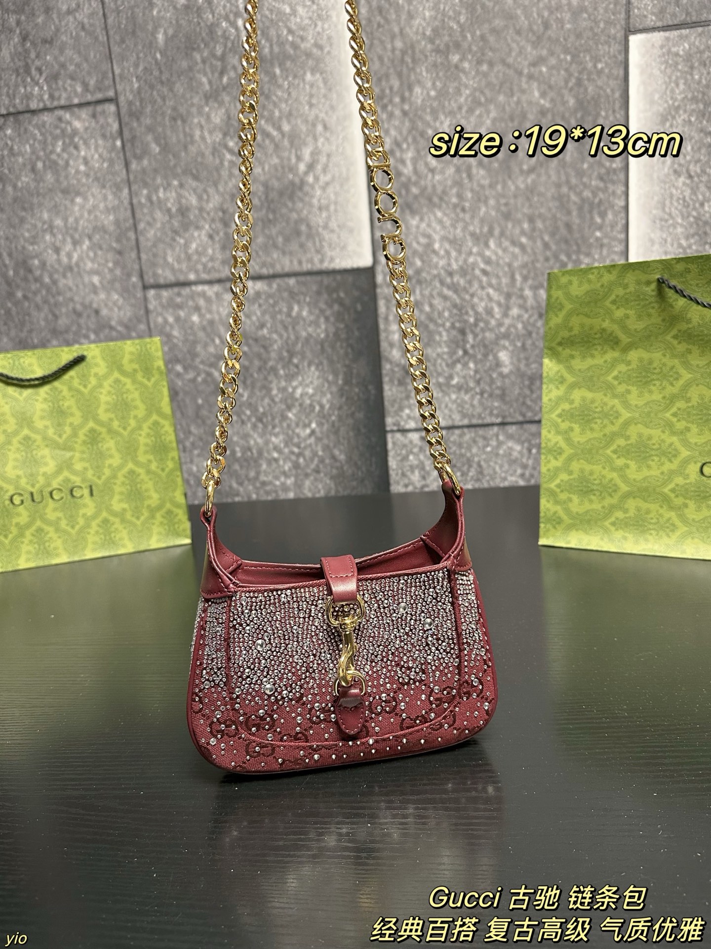 P145配盒 Gucci 古驰 链条包 红色满钻Jackie~爱不够的甜奢风，奢华梦幻的气息简直要扑面而来啦~包身布满闪耀的钻石 不同的光线下都能闪烁着迷人的光芒哇，这种柔美的红色调很容易就能增添一抹甜美精致的魅力 简直是晚宴绝配！ 尺寸：19*13cm