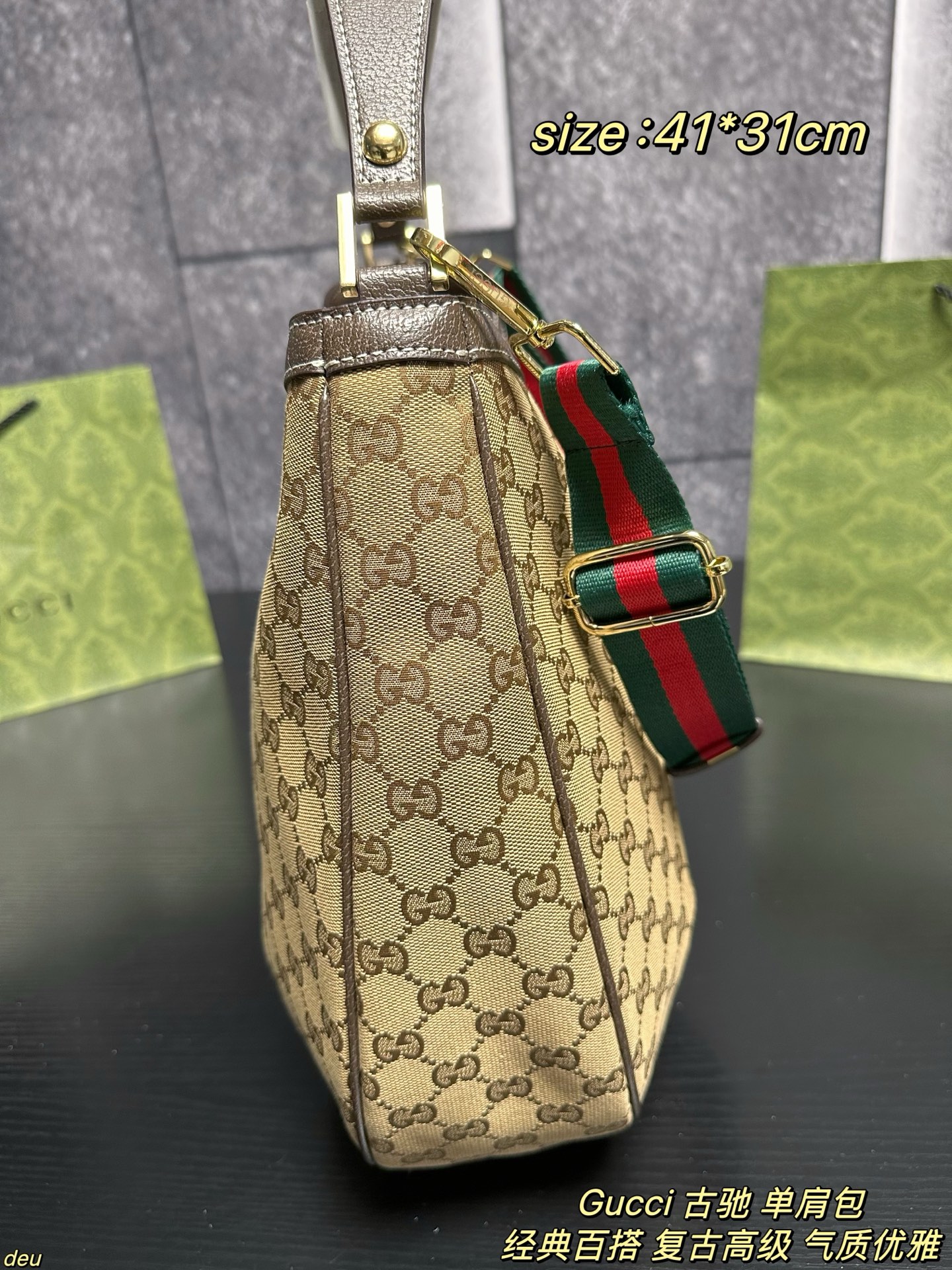 P130配盒 Gucci 古驰 单肩包 老花双G手提来喽!想要复古,经典的老花搭配相得益彰的金扣,整个贵气复古风扑面而来,永不过时的经典款式,简约大气的风格设计,老花在复古感方面狠狠拿捏!想要实用,不小的托特容量,但整体看起来又不会太大,好看至上的前提下整个实用感绝绝子,采用宽条肩带,厚重感满满,又给予松弛感,整体上身好背好用!这样一款实用又贵气的包包,成色极佳,出门也不容易撞包,穿搭好搭配,不挑场合,相信你一定会心动! 尺寸:41*31cm