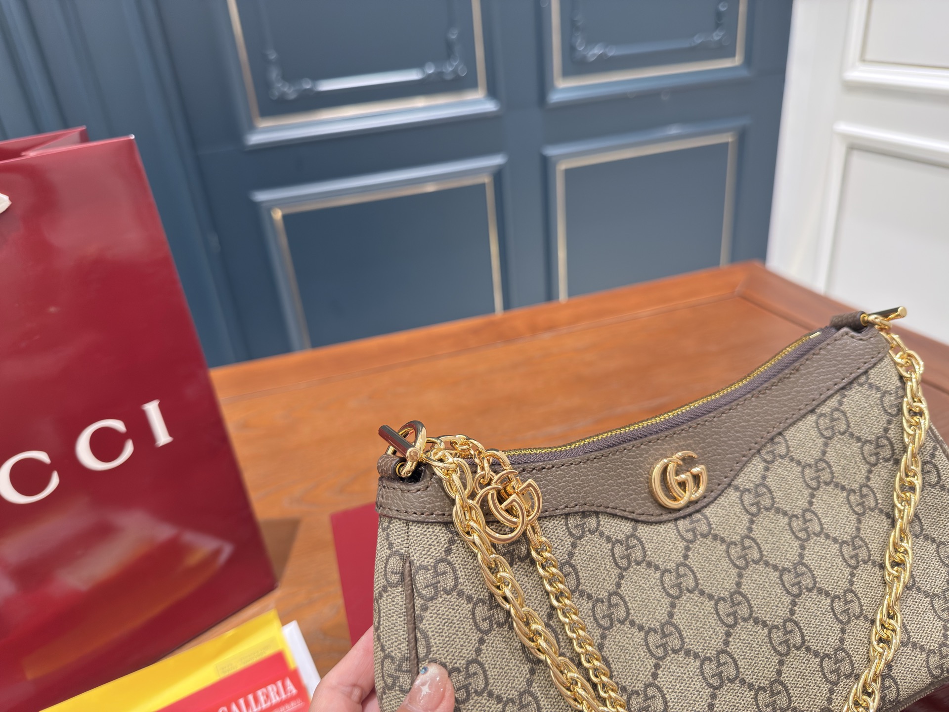 (飞机盒折叠盒⚠️)p155 Gucci新品腋下包/斜挎包/麻将包 又上新啦啦啦真的是永远跟不上新款的脚步永远有买不完的新包~没办法,腋下包是趋势~个人觉得这款包本身就挺Vintage款的,买一个搭搭,过些年后回头看这款也不会过时!尺寸:21cm