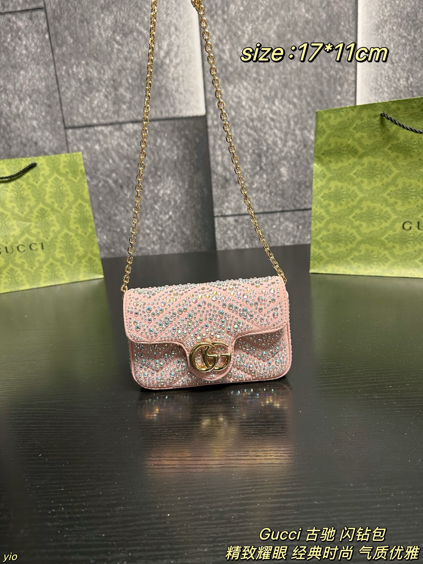 P155配盒 Gucci 古驰 闪钻包 品牌标志性GG Marmont系列匠心融蕴经典双G元素和银色调切面链带,缔就时尚手袋设计。这款肩背包甄选灰色调牛巴革打造,精心缀饰水晶,一展优雅格调。灰色饰水晶绗缝V型牛巴革,银色调配件,黑色粘胶纤维衬里,限定款的稀缺感+经典马蒙的耐看度,是衣橱里的