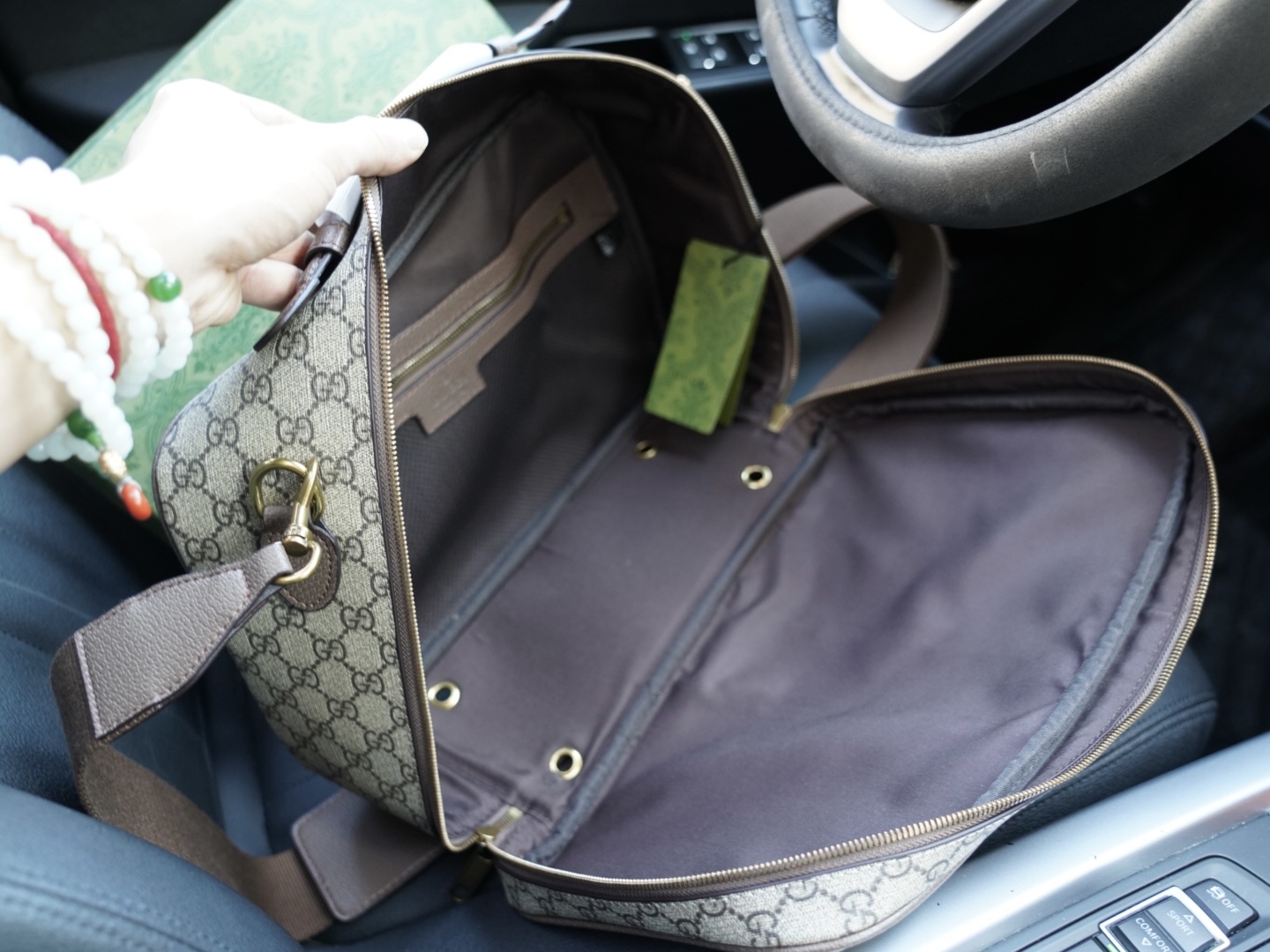 P180 🇮🇹 GUCCI 古驰 官网同步 高版本 斜挎单肩背包 永恒不过时的标志性产品 纯原单牛皮 顶级五金制作 非市面普通版本 今年最爱的款式 全部实拍 实用性非常高 完全不用担心穿搭 配全套包装礼品盒 【规格：36x22x12】