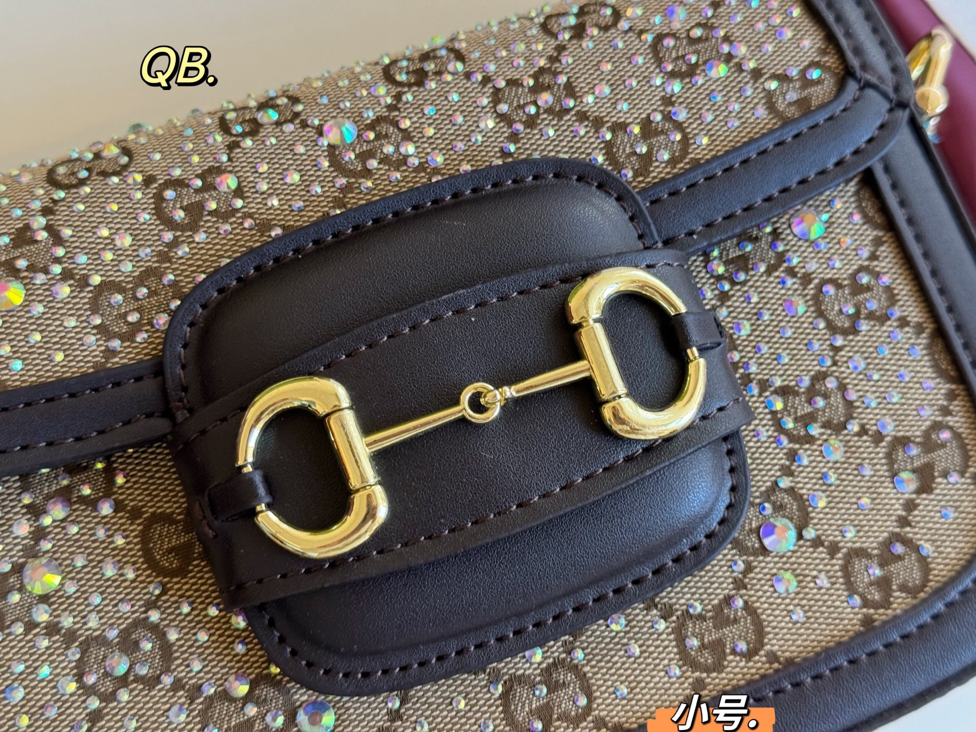 P135小号（折叠盒） size：20&times;14 Gucci 古驰新款1955水钻马鞍包💕 经典马衔扣金属logo， 复古气息十足✅ 质感超👍，肩带🉑️自由调节～ 优雅经典，超级百搭款！